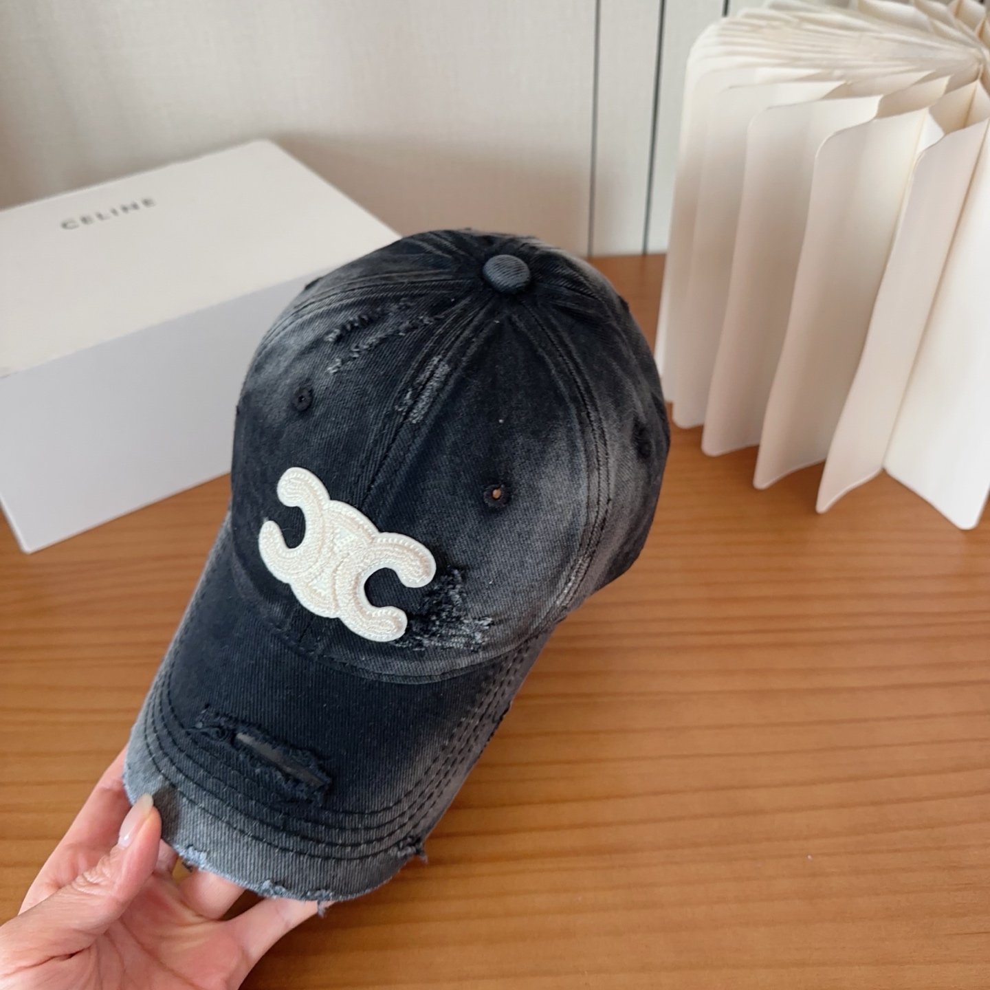 CELINE思琳 早春新款棒球帽🔸 旅游带它出去美美哒❕ 中古款哟.这种帽子不容易撞款 😬 现货