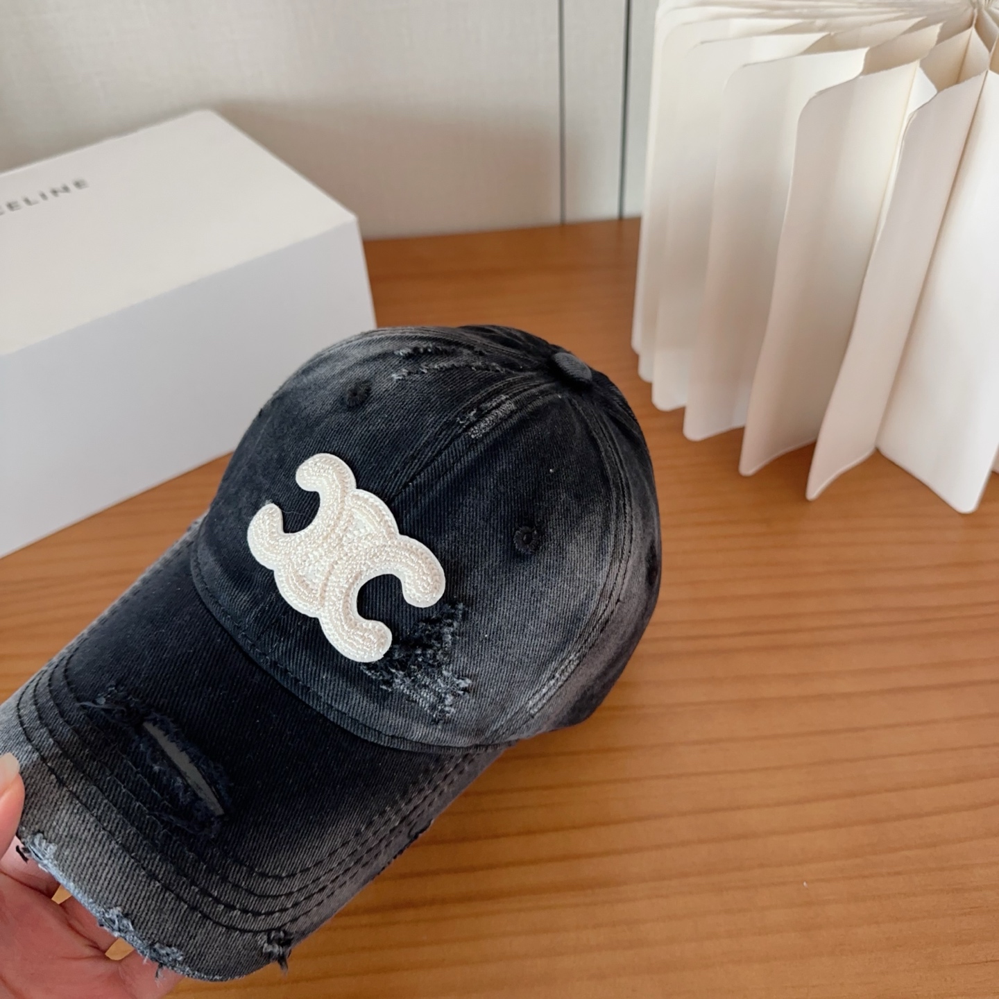 CELINE思琳 早春新款棒球帽🔸 旅游带它出去美美哒❕ 中古款哟.这种帽子不容易撞款 😬 现货