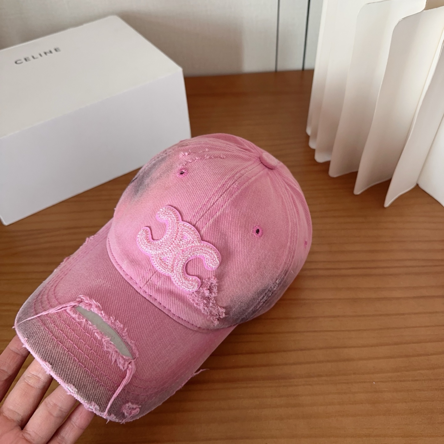 CELINE思琳 早春新款棒球帽🔸 旅游带它出去美美哒❕ 中古款哟.这种帽子不容易撞款 😬 现货