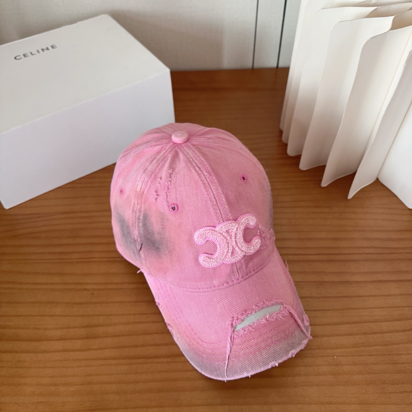 CELINE思琳 早春新款棒球帽🔸 旅游带它出去美美哒❕ 中古款哟.这种帽子不容易撞款 😬 现货