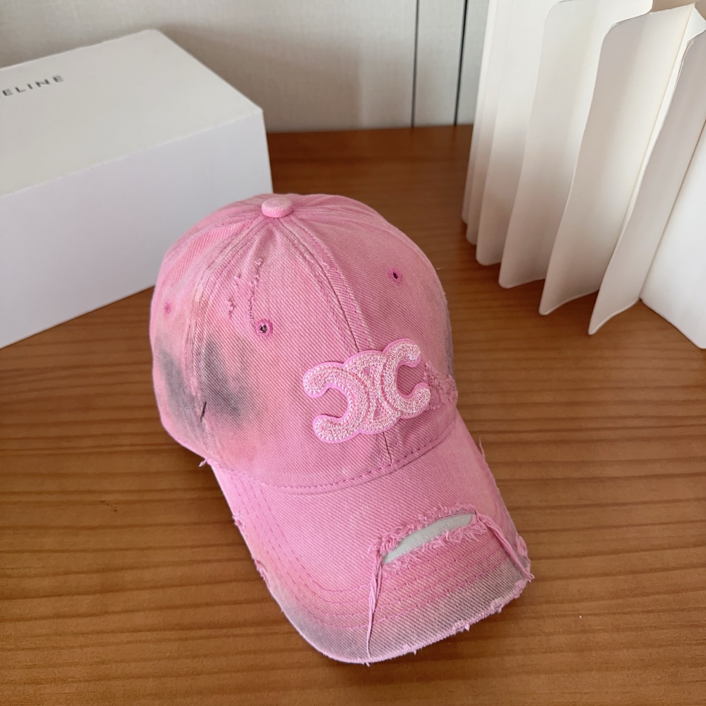 CELINE思琳 早春新款棒球帽🔸 旅游带它出去美美哒❕ 中古款哟.这种帽子不容易撞款 😬 现货