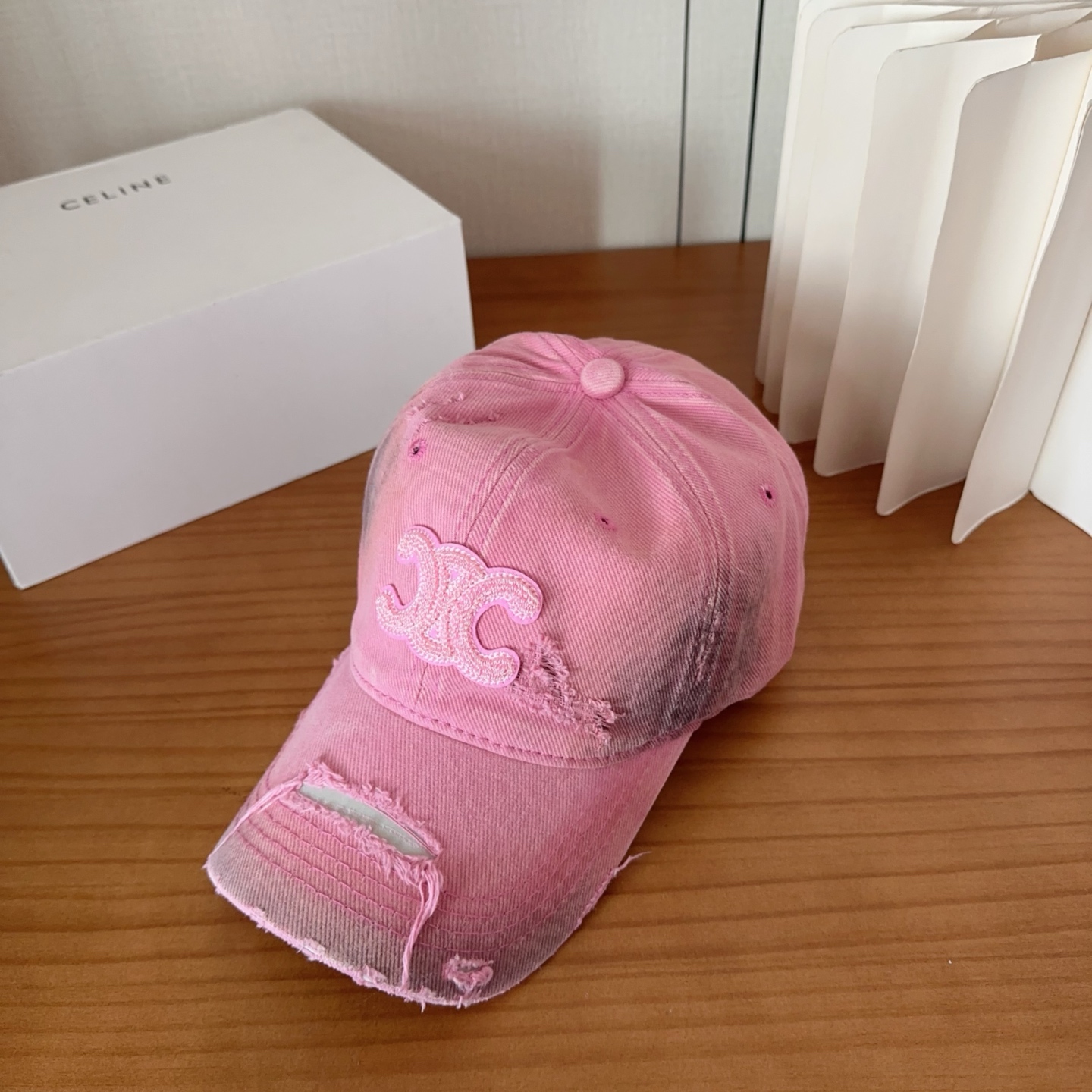 CELINE思琳 早春新款棒球帽🔸 旅游带它出去美美哒❕ 中古款哟.这种帽子不容易撞款 😬 现货