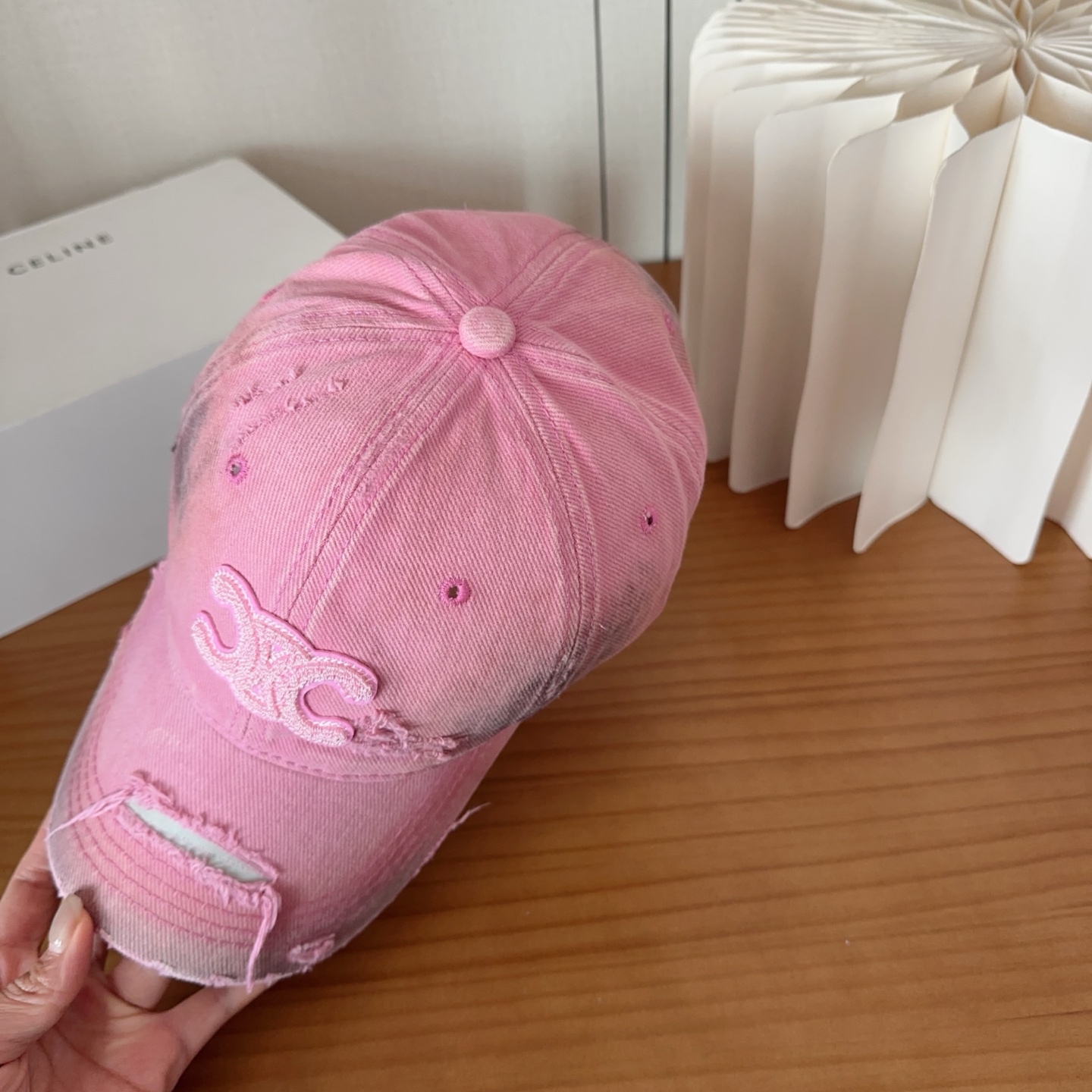 CELINE思琳 早春新款棒球帽🔸 旅游带它出去美美哒❕ 中古款哟.这种帽子不容易撞款 😬 现货