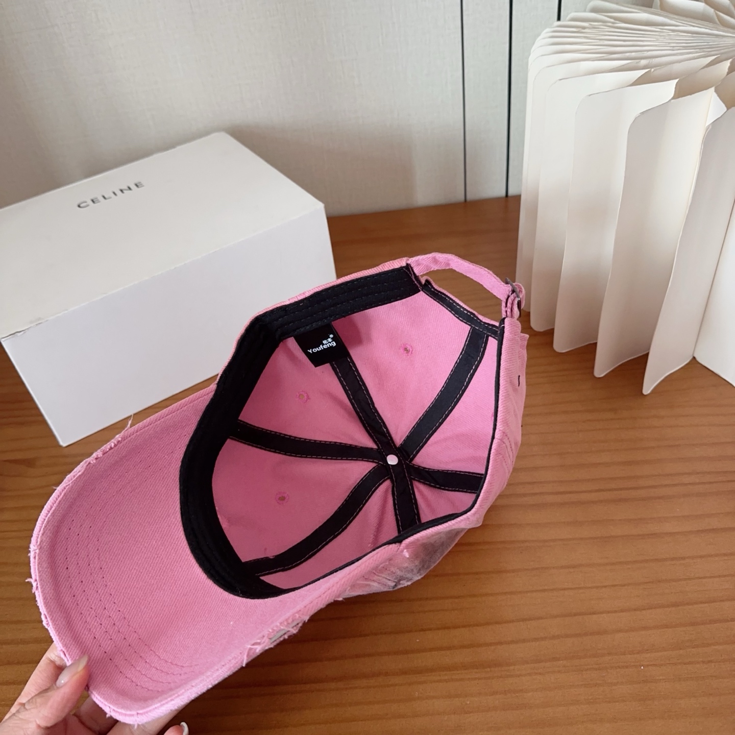 CELINE思琳 早春新款棒球帽🔸 旅游带它出去美美哒❕ 中古款哟.这种帽子不容易撞款 😬 现货