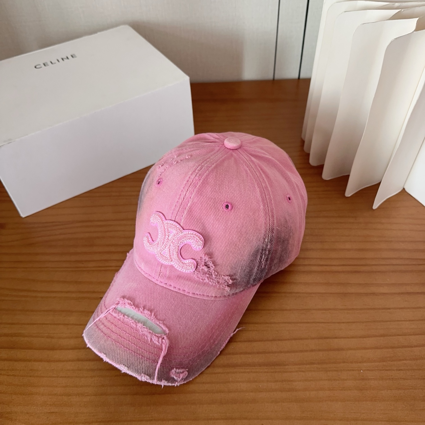 CELINE思琳 早春新款棒球帽🔸 旅游带它出去美美哒❕ 中古款哟.这种帽子不容易撞款 😬 现货