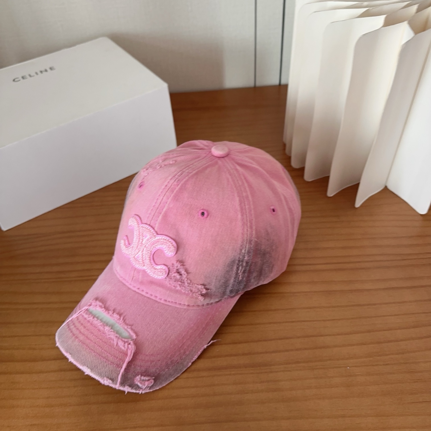 CELINE思琳 早春新款棒球帽🔸 旅游带它出去美美哒❕ 中古款哟.这种帽子不容易撞款 😬 现货