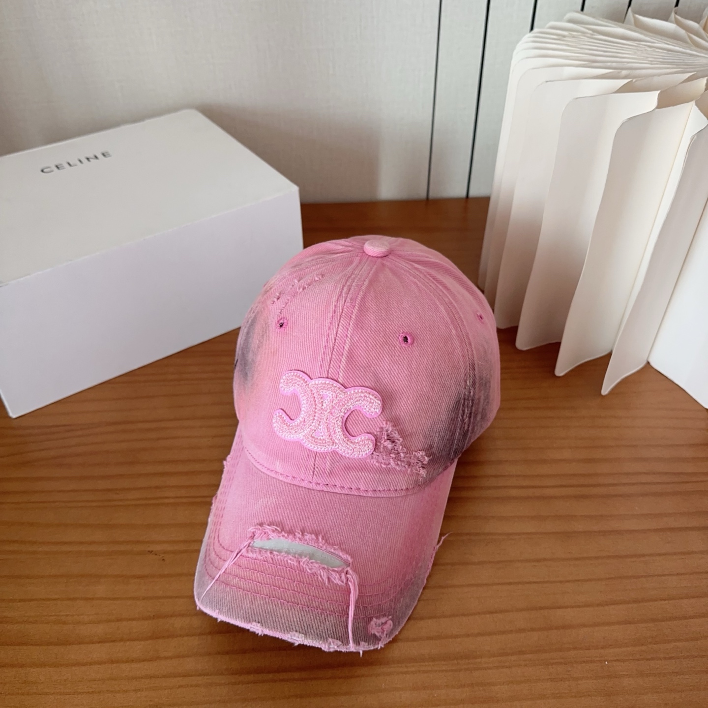 CELINE思琳 早春新款棒球帽🔸 旅游带它出去美美哒❕ 中古款哟.这种帽子不容易撞款 😬 现货