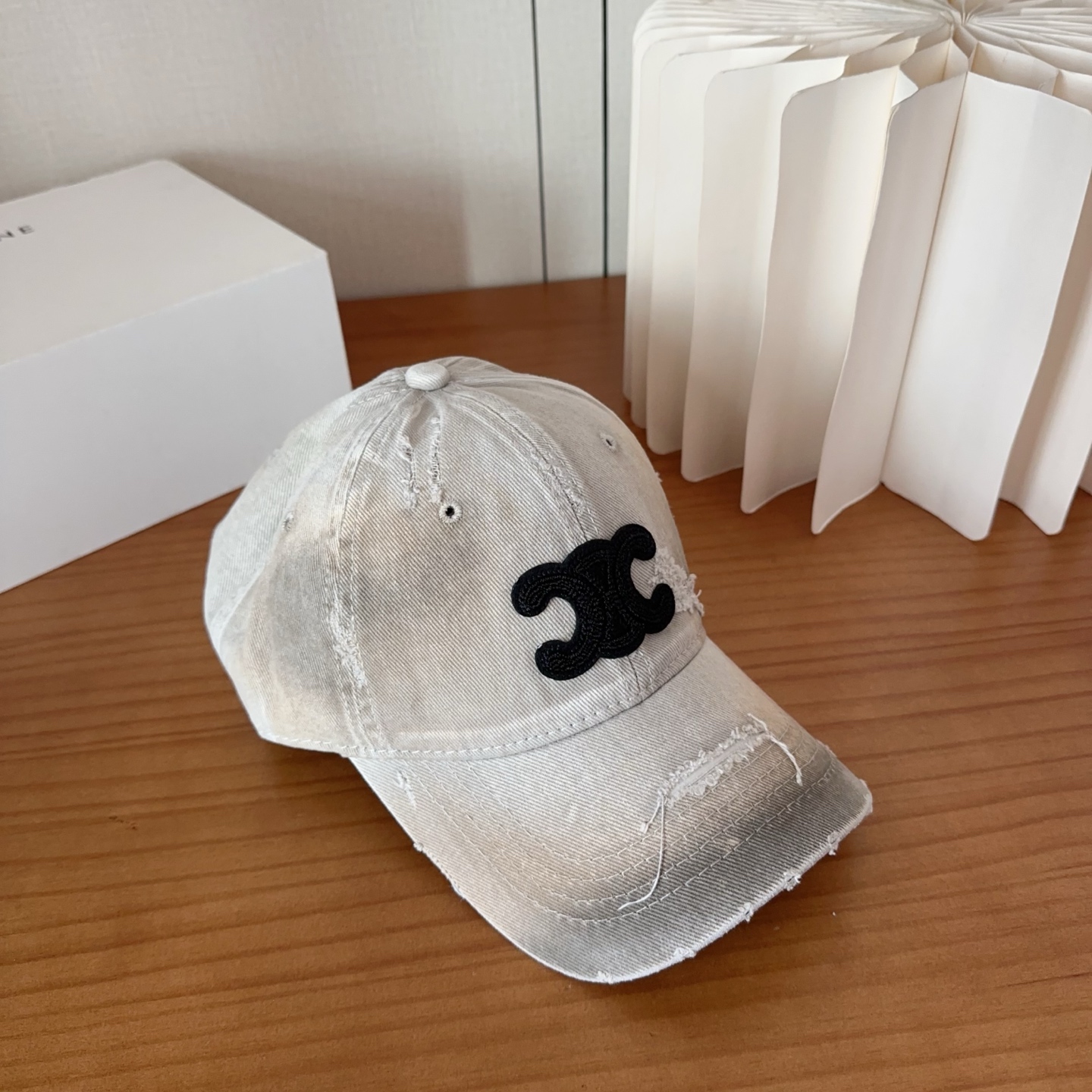 CELINE思琳 早春新款棒球帽🔸 旅游带它出去美美哒❕ 中古款哟.这种帽子不容易撞款 😬 现货