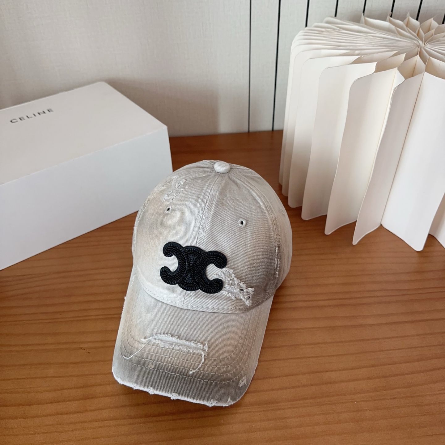 CELINE思琳 早春新款棒球帽🔸 旅游带它出去美美哒❕ 中古款哟.这种帽子不容易撞款 😬 现货