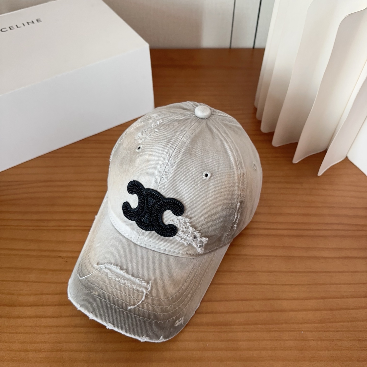 CELINE思琳 早春新款棒球帽🔸 旅游带它出去美美哒❕ 中古款哟.这种帽子不容易撞款 😬 现货