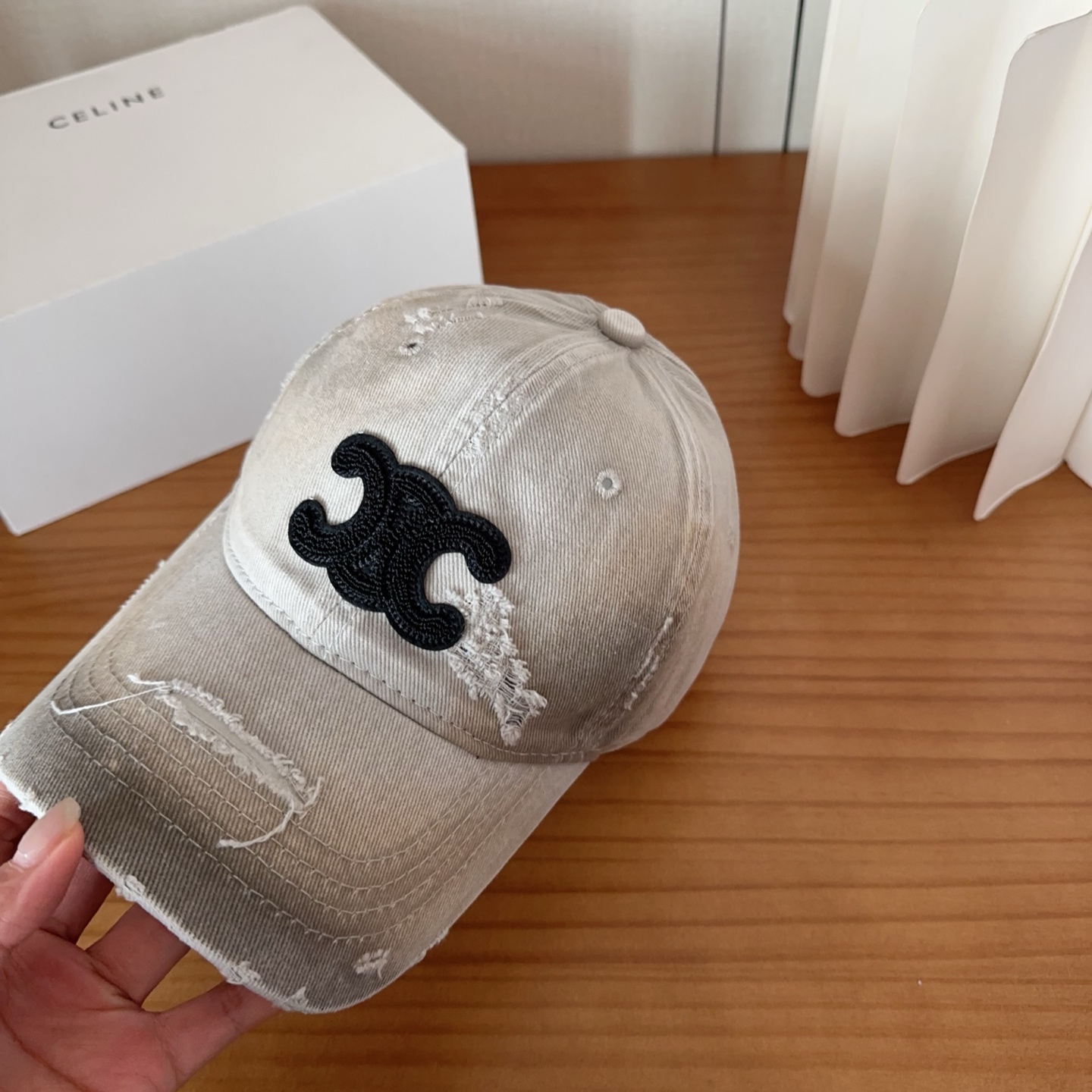 CELINE思琳 早春新款棒球帽🔸 旅游带它出去美美哒❕ 中古款哟.这种帽子不容易撞款 😬 现货