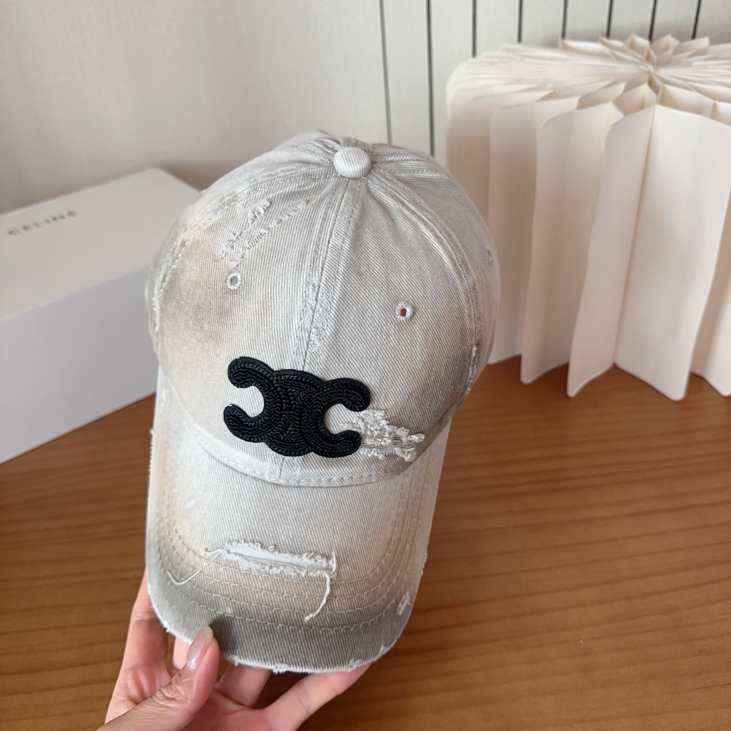 CELINE思琳 早春新款棒球帽🔸 旅游带它出去美美哒❕ 中古款哟.这种帽子不容易撞款 😬 现货