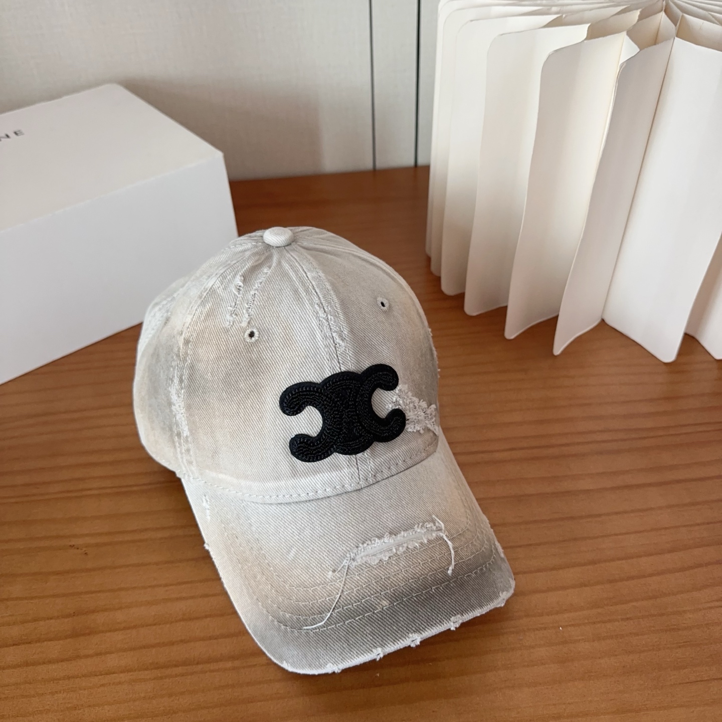 CELINE思琳 早春新款棒球帽🔸 旅游带它出去美美哒❕ 中古款哟.这种帽子不容易撞款 😬 现货