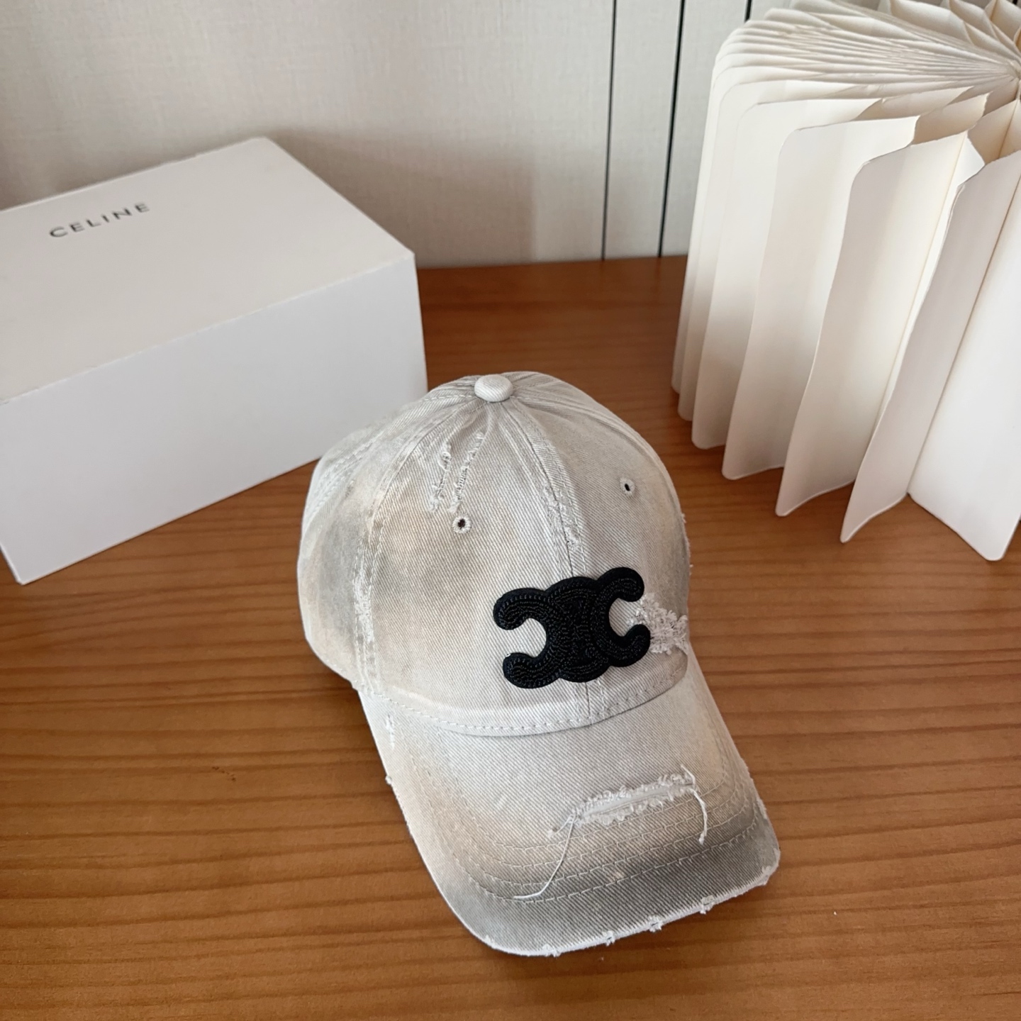 CELINE思琳 早春新款棒球帽🔸 旅游带它出去美美哒❕ 中古款哟.这种帽子不容易撞款 😬 现货