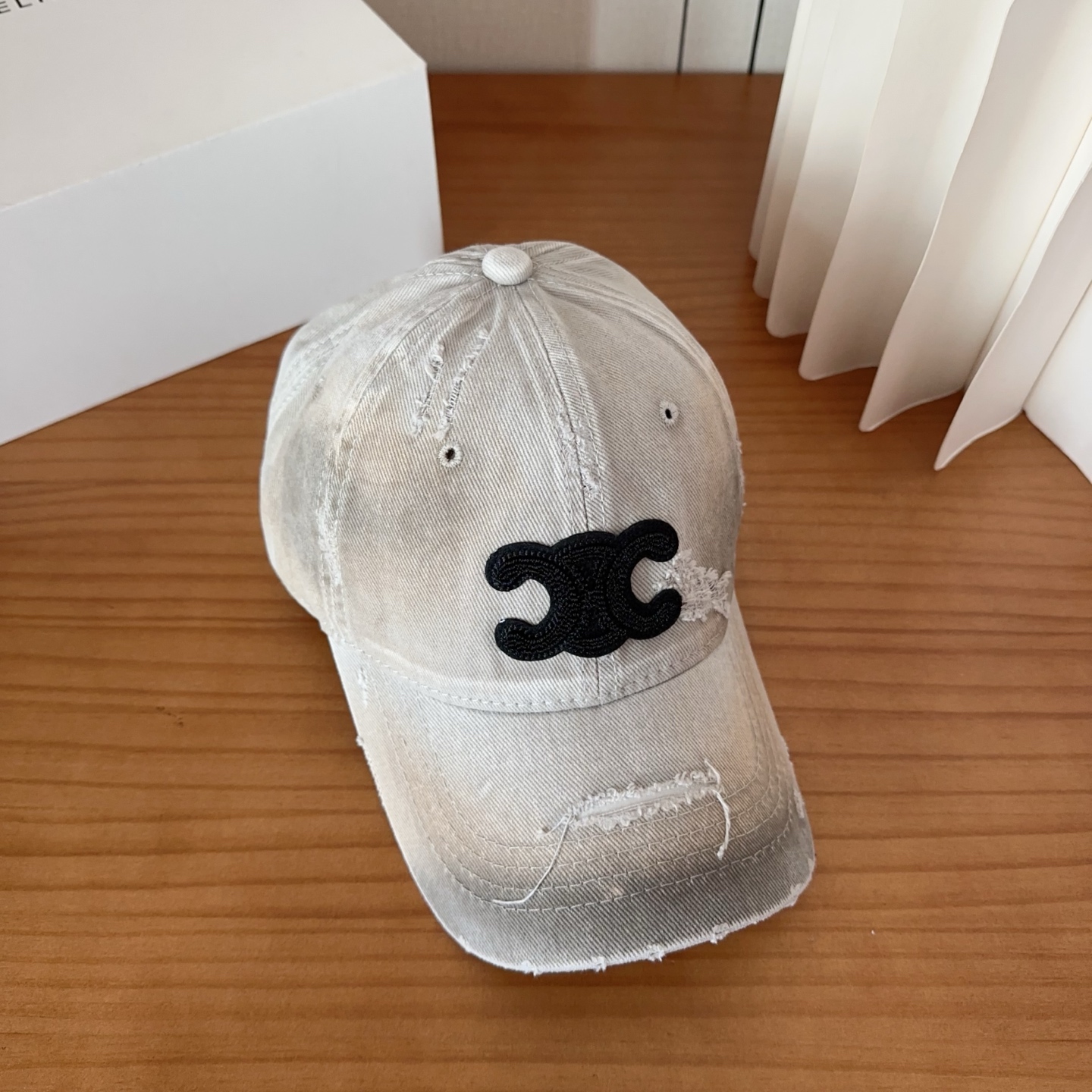 CELINE思琳 早春新款棒球帽🔸 旅游带它出去美美哒❕ 中古款哟.这种帽子不容易撞款 😬 现货