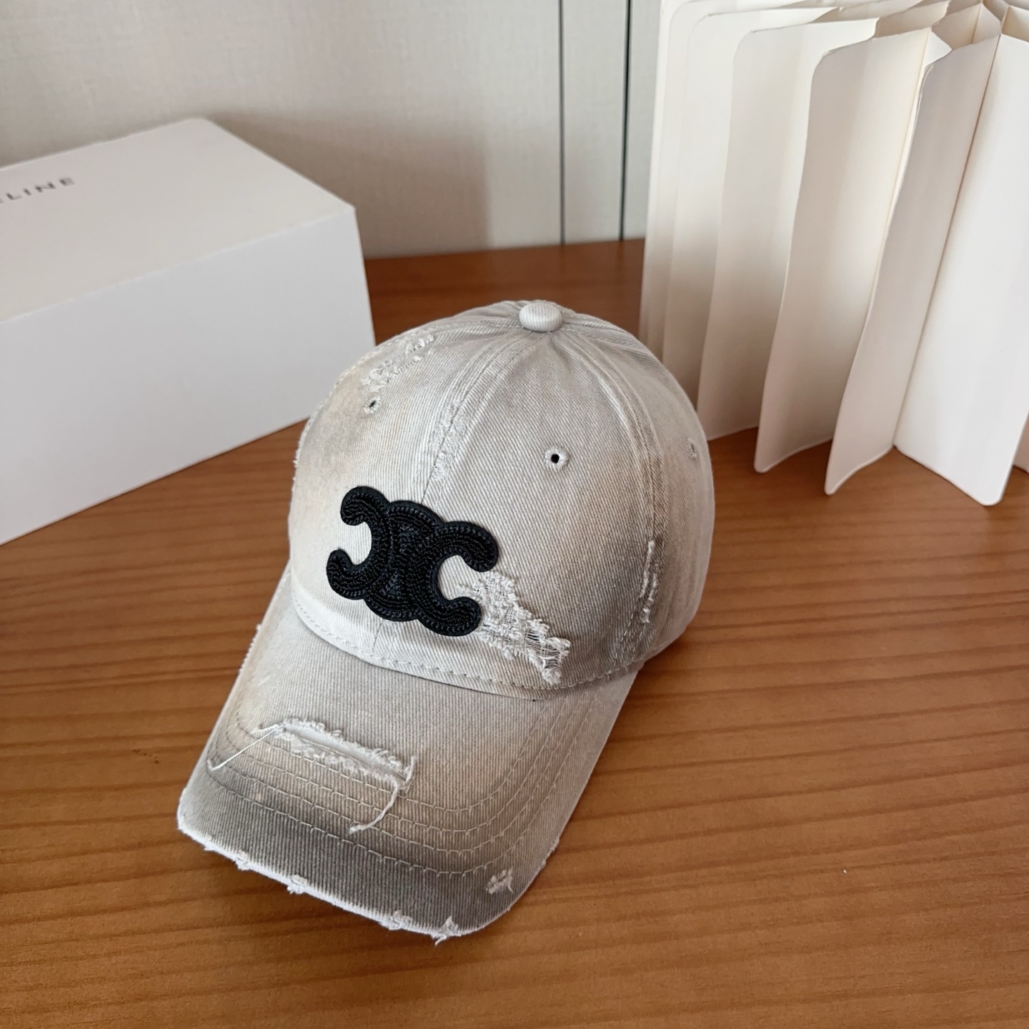 CELINE思琳 早春新款棒球帽🔸 旅游带它出去美美哒❕ 中古款哟.这种帽子不容易撞款 😬 现货