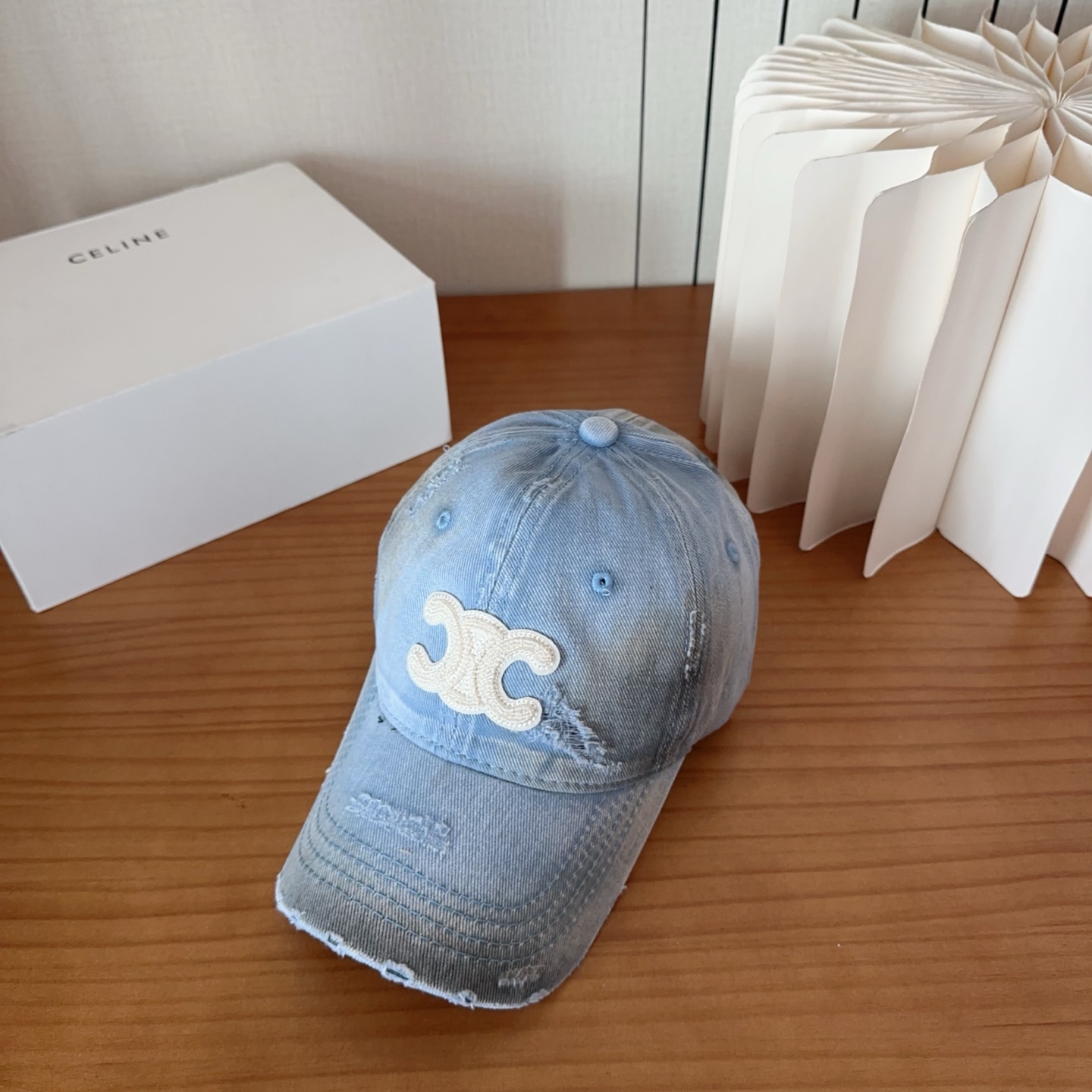 CELINE思琳 早春新款棒球帽🔸 旅游带它出去美美哒❕ 中古款哟.这种帽子不容易撞款 😬 现货