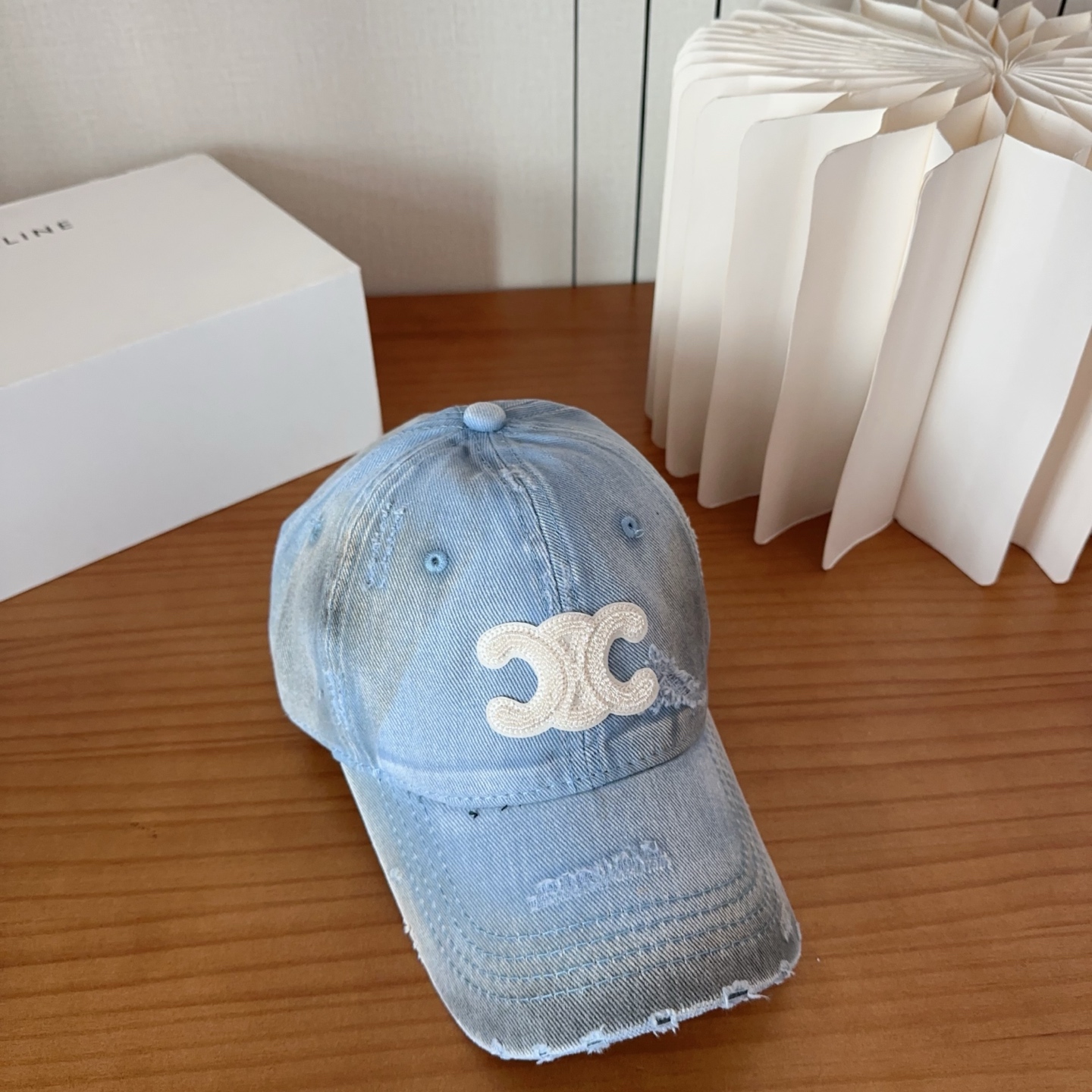 CELINE思琳 早春新款棒球帽🔸 旅游带它出去美美哒❕ 中古款哟.这种帽子不容易撞款 😬 现货