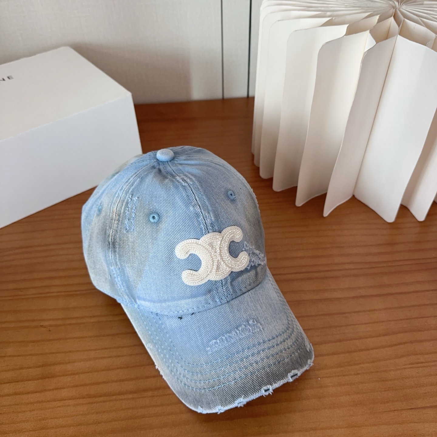 CELINE思琳 早春新款棒球帽🔸 旅游带它出去美美哒❕ 中古款哟.这种帽子不容易撞款 😬 现货