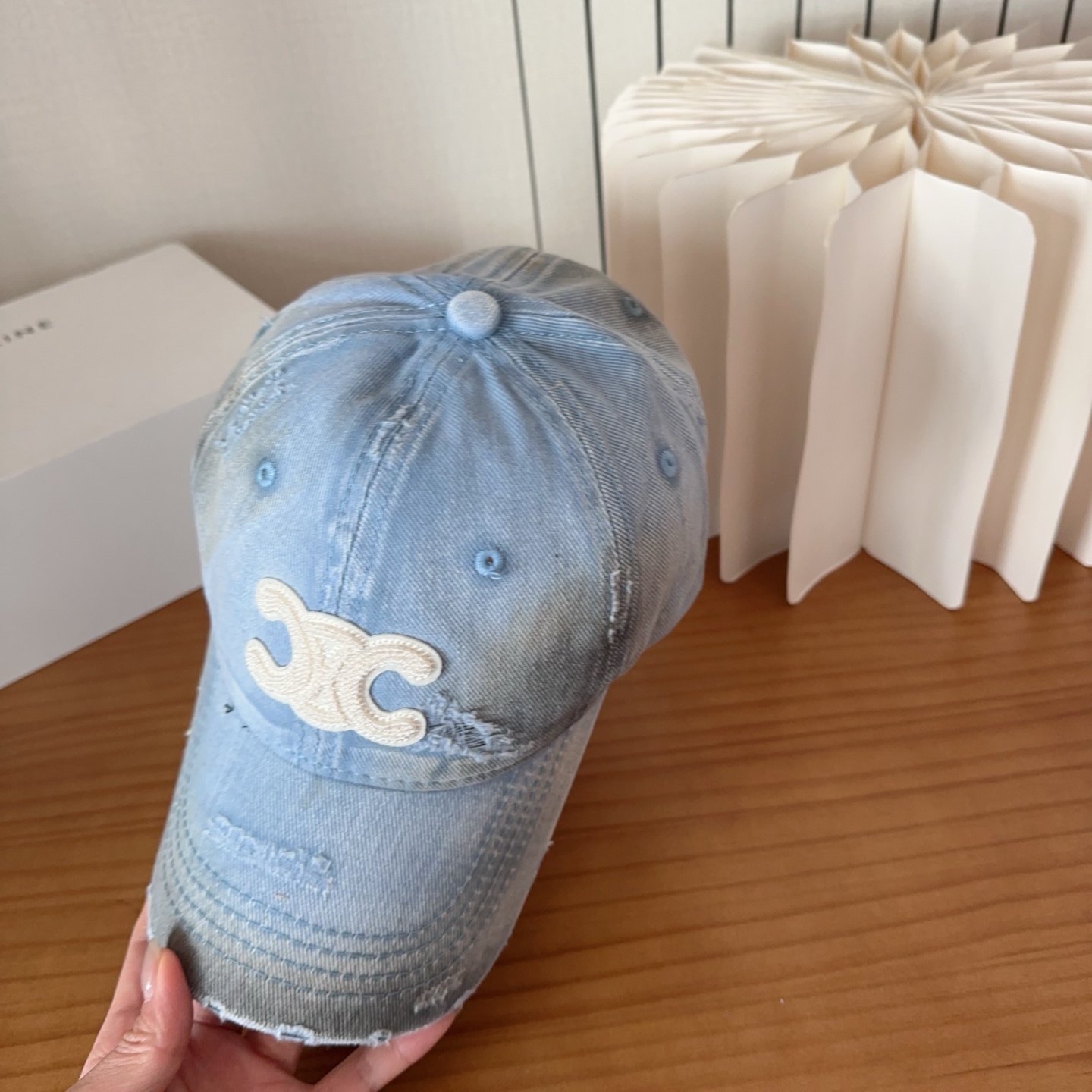 CELINE思琳 早春新款棒球帽🔸 旅游带它出去美美哒❕ 中古款哟.这种帽子不容易撞款 😬 现货