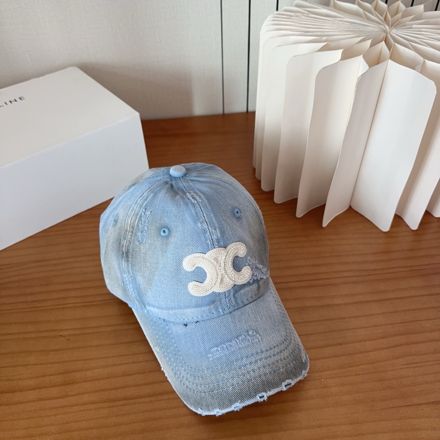 CELINE思琳 早春新款棒球帽🔸 旅游带它出去美美哒❕ 中古款哟.这种帽子不容易撞款 😬 现货