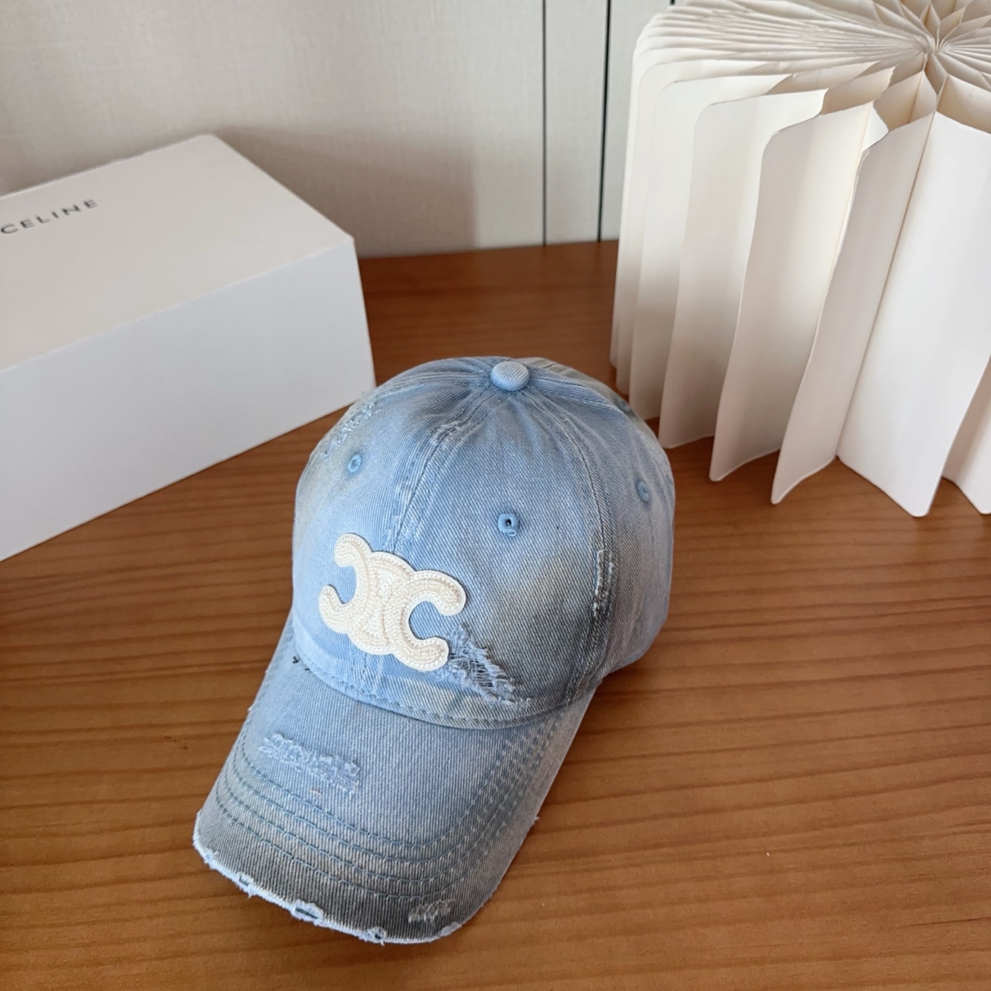 CELINE思琳 早春新款棒球帽🔸 旅游带它出去美美哒❕ 中古款哟.这种帽子不容易撞款 😬 现货