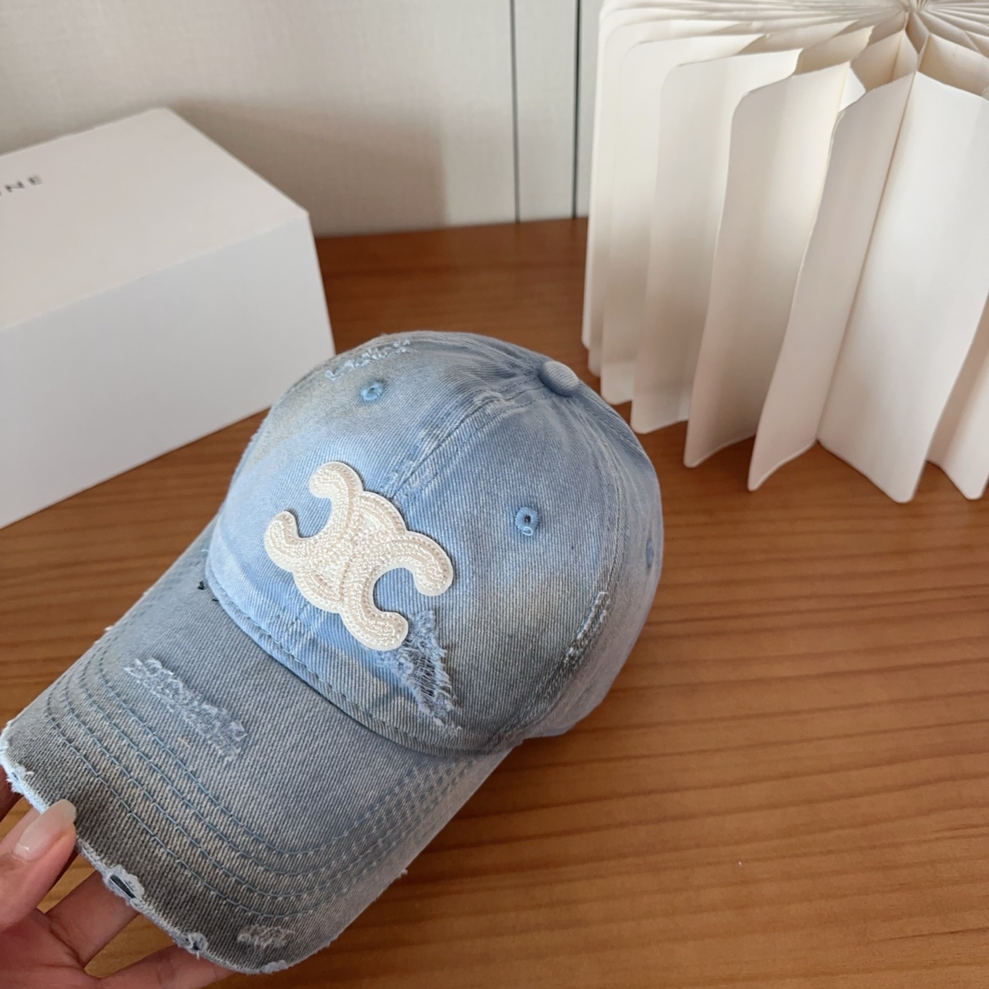 CELINE思琳 早春新款棒球帽🔸 旅游带它出去美美哒❕ 中古款哟.这种帽子不容易撞款 😬 现货