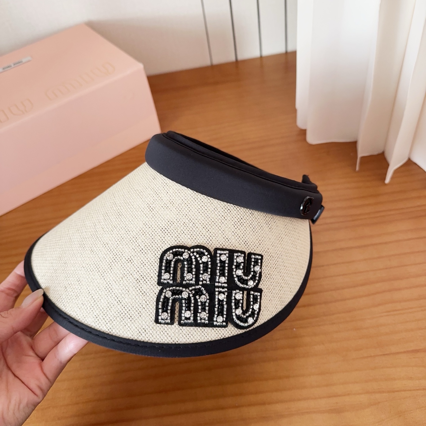 miumiu 缪缪 夏季空顶帽，跑步遮阳防晒两不误，夏季必备单品，戴着不闷热，非常有活力的一款，超级无敌