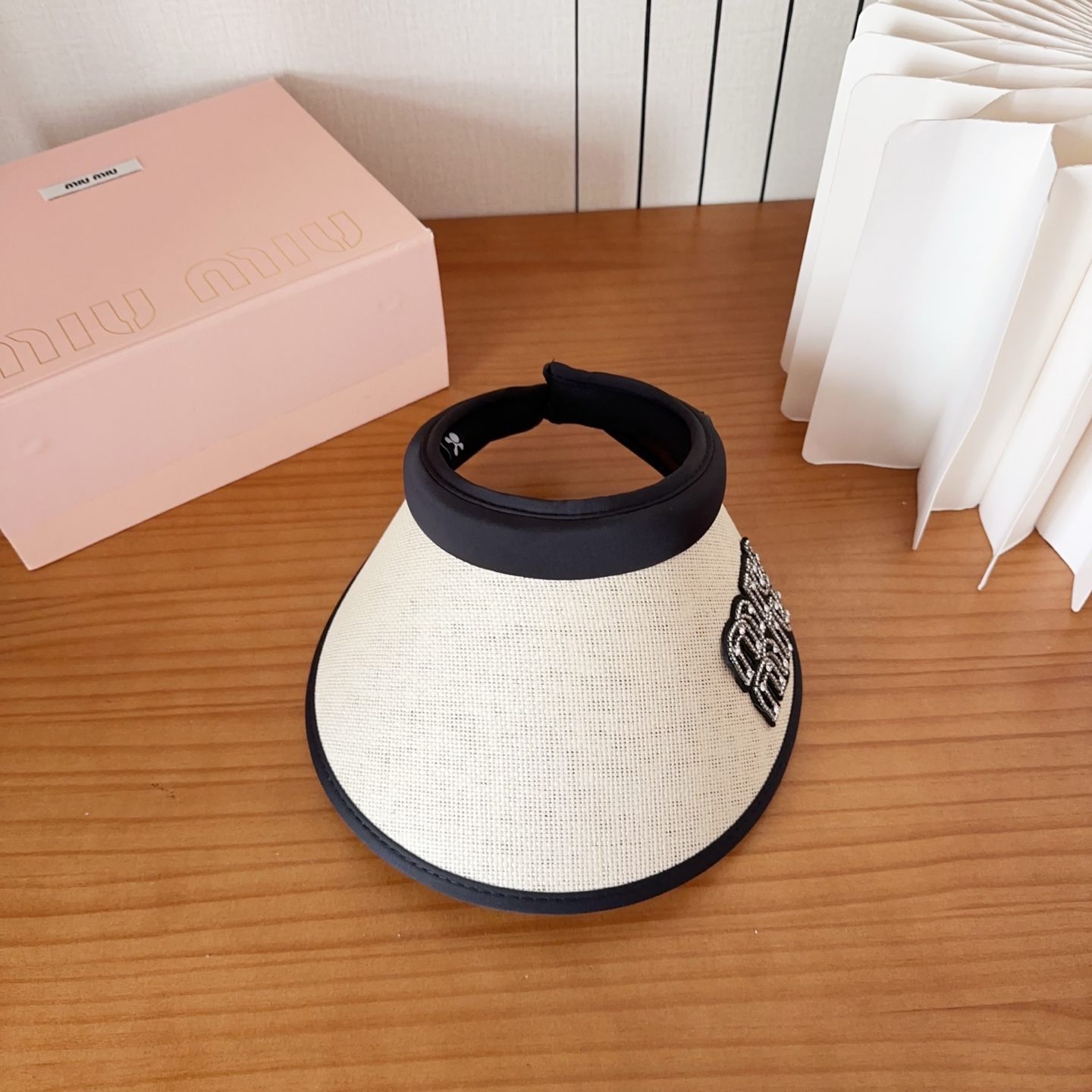 miumiu 缪缪 夏季空顶帽，跑步遮阳防晒两不误，夏季必备单品，戴着不闷热，非常有活力的一款，超级无敌