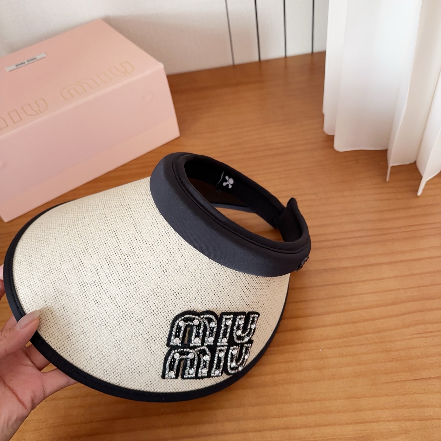 miumiu 缪缪 夏季空顶帽，跑步遮阳防晒两不误，夏季必备单品，戴着不闷热，非常有活力的一款，超级无敌