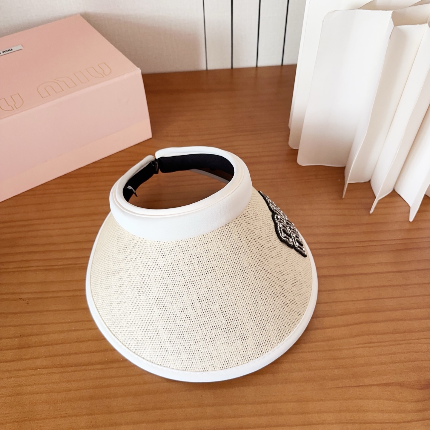 miumiu 缪缪 夏季空顶帽，跑步遮阳防晒两不误，夏季必备单品，戴着不闷热，非常有活力的一款，超级无敌
