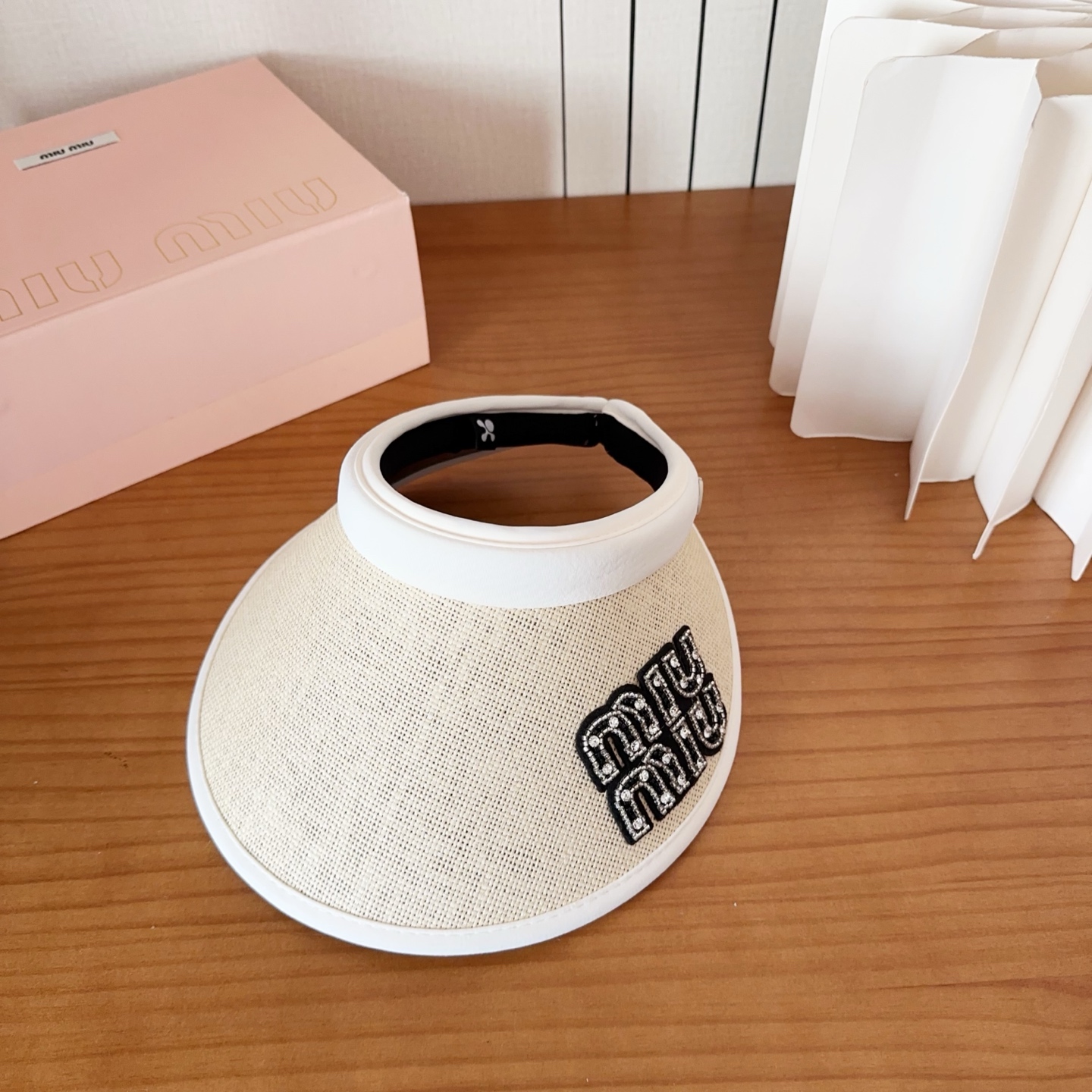 miumiu 缪缪 夏季空顶帽，跑步遮阳防晒两不误，夏季必备单品，戴着不闷热，非常有活力的一款，超级无敌