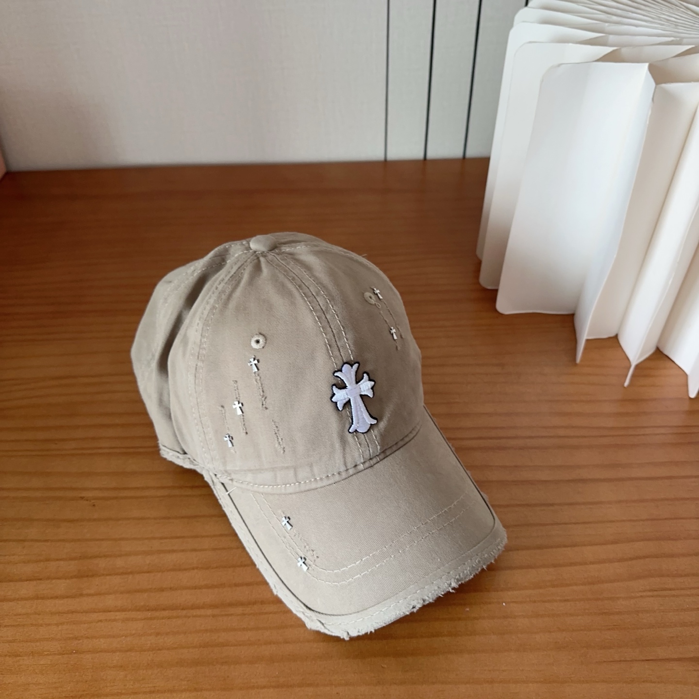 Бейсболка бежевая с крестом Chrome Hearts