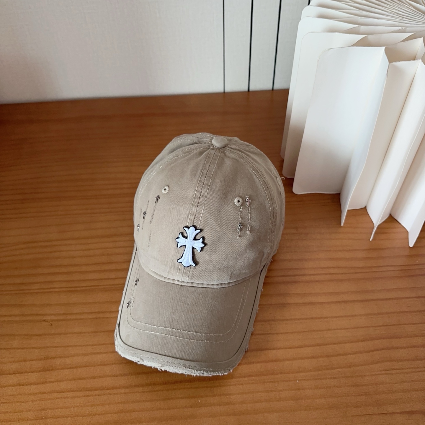 Бейсболка бежевая с крестом Chrome Hearts