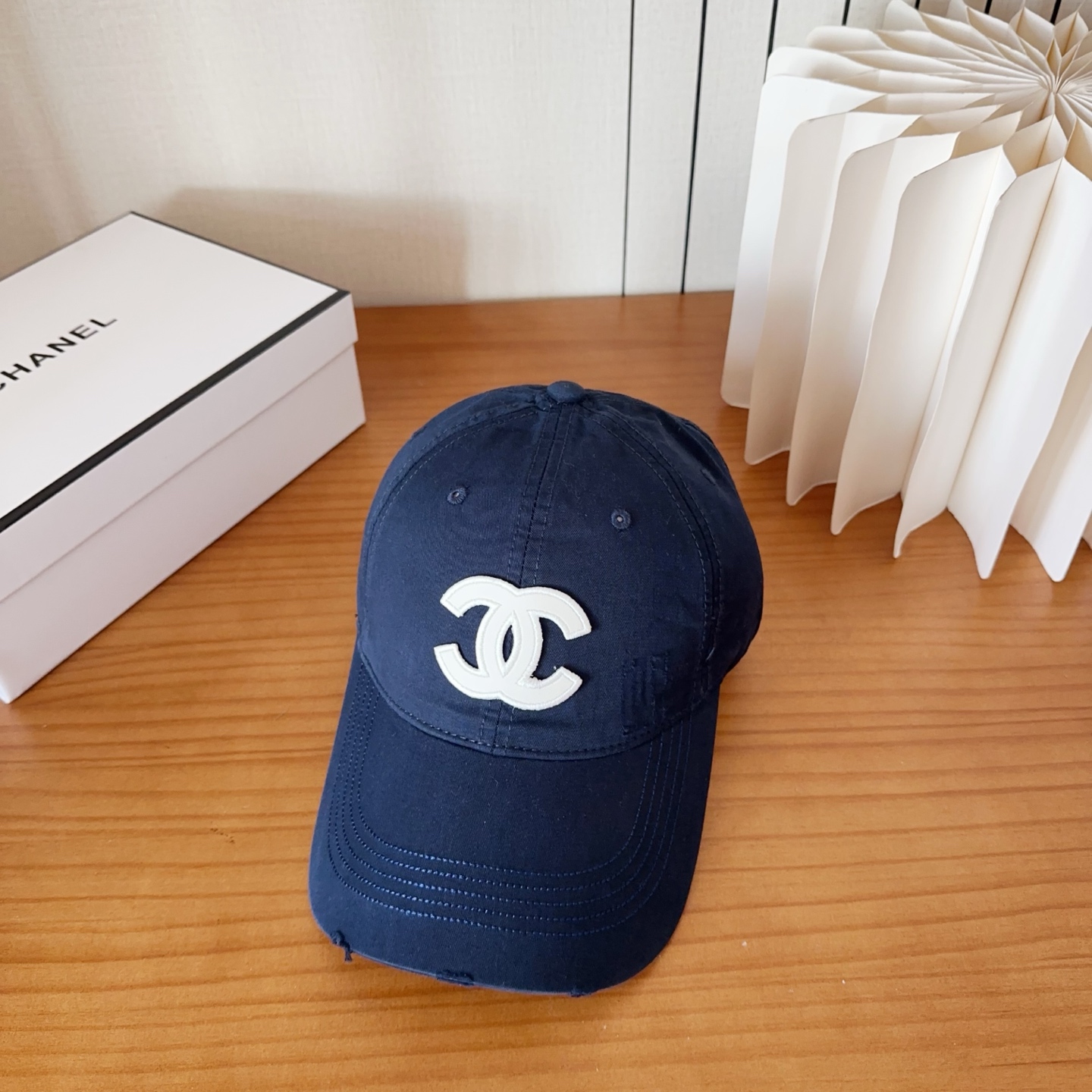 NO:897355,Chanel's new classic casual and trendy style is now available in simple Japanese and Korean style baseball caps, which look great with any combination!  When traveling, you must buy a hat: straw hat, fisherman hat, baseball cap, hat, chanel, espadrilles, hats19860909香奈儿新款经典休闲潮流款 上架简约棒球帽日韩风格,随便搭配都超好看！出门旅游,绝对要入手的一款帽子草帽渔夫帽棒球帽,帽子,chanel,espadrilles,hats,hat