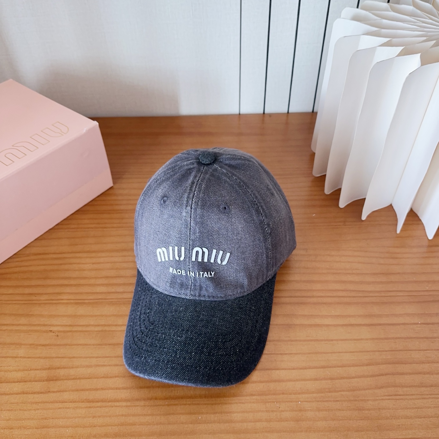 NO:755878,Miumiu miumiu official baseball cap, color-blocked cowboy hat, adjustable head circumference hat, straw hat, fisherman hat, baseball cap, hat, miumiu, espadrilles, hats19860909缪缪miumiu官方棒球帽、拼色牛仔帽,头围可调帽子草帽渔夫帽棒球帽,帽子,miumiu,espadrilles,hats,hat