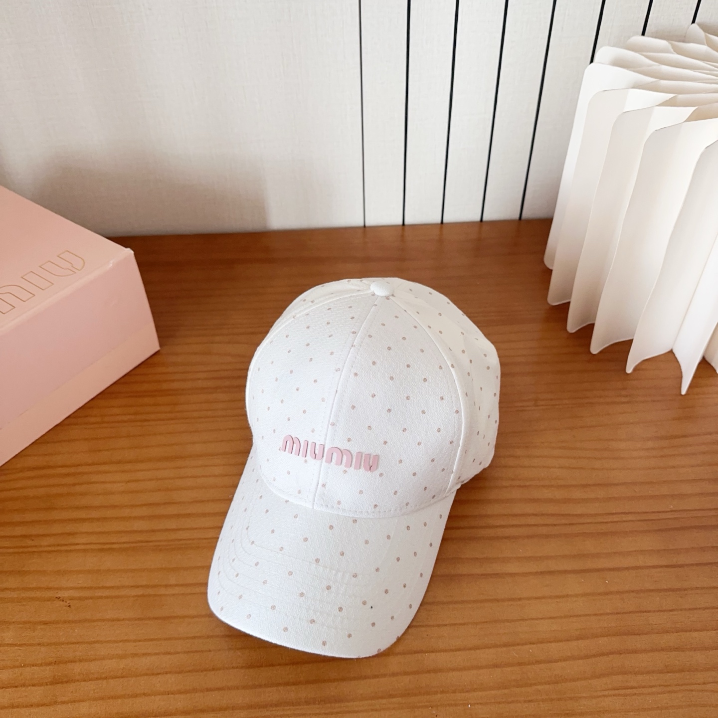 NO:755903,Miumiu miumiu official baseball cap, color-blocked cowboy hat, adjustable head circumference hat, straw hat, fisherman hat, baseball cap, hat, miumiu, espadrilles, hats19860909缪缪miumiu官方棒球帽、拼色牛仔帽,头围可调帽子草帽渔夫帽棒球帽,帽子,miumiu,espadrilles,hats,hat