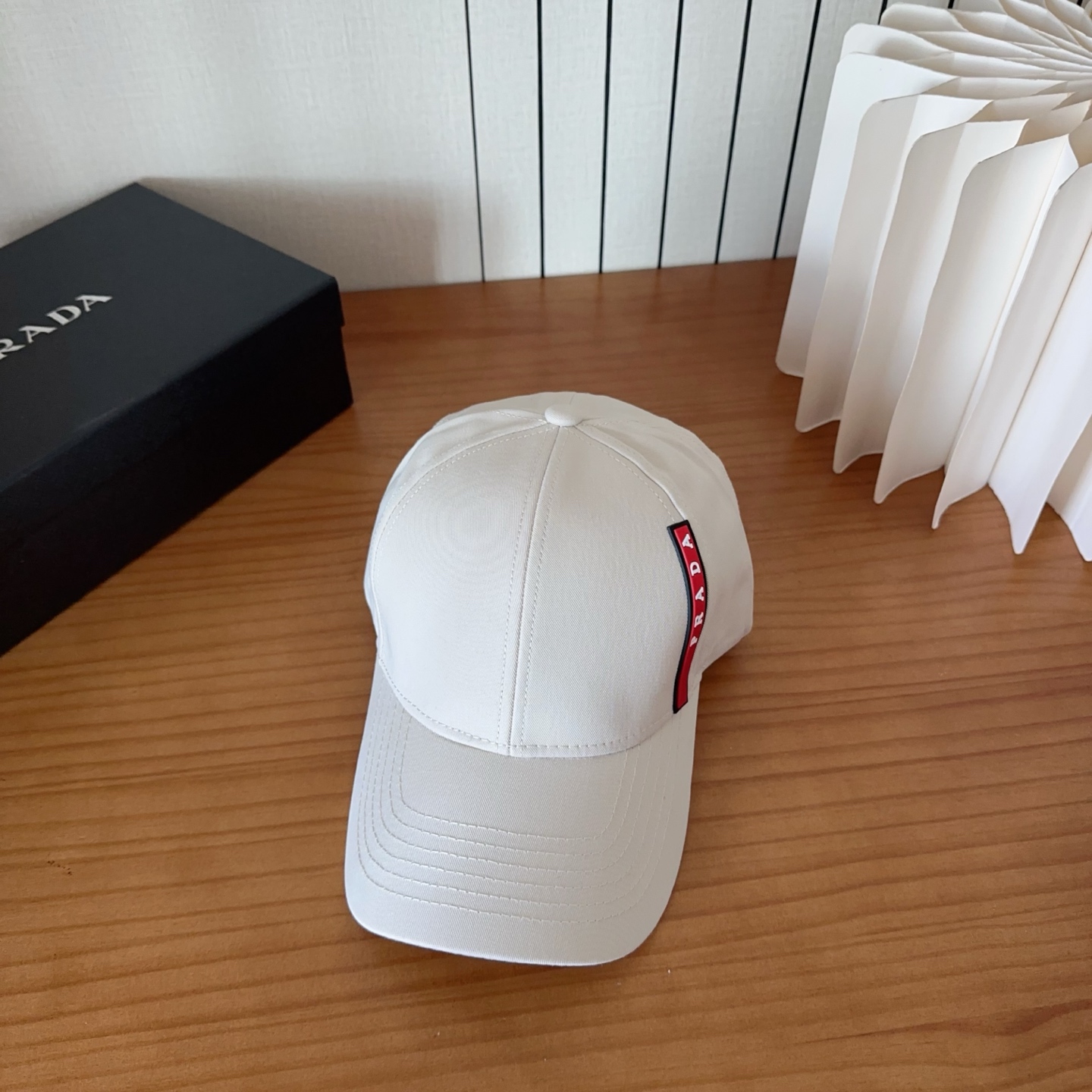 NO:755907,Prada Prada 2026 early autumn new big-name baseball cap, classic unisex hat straw hat fisherman hat baseball cap, hat, prada, prada, espadrilles, hats19860909Prada普拉达 2026早秋新款大牌款棒球帽,经典款男女通用帽子草帽渔夫帽棒球帽,帽子,prada,prada,espadrilles,hats,hat