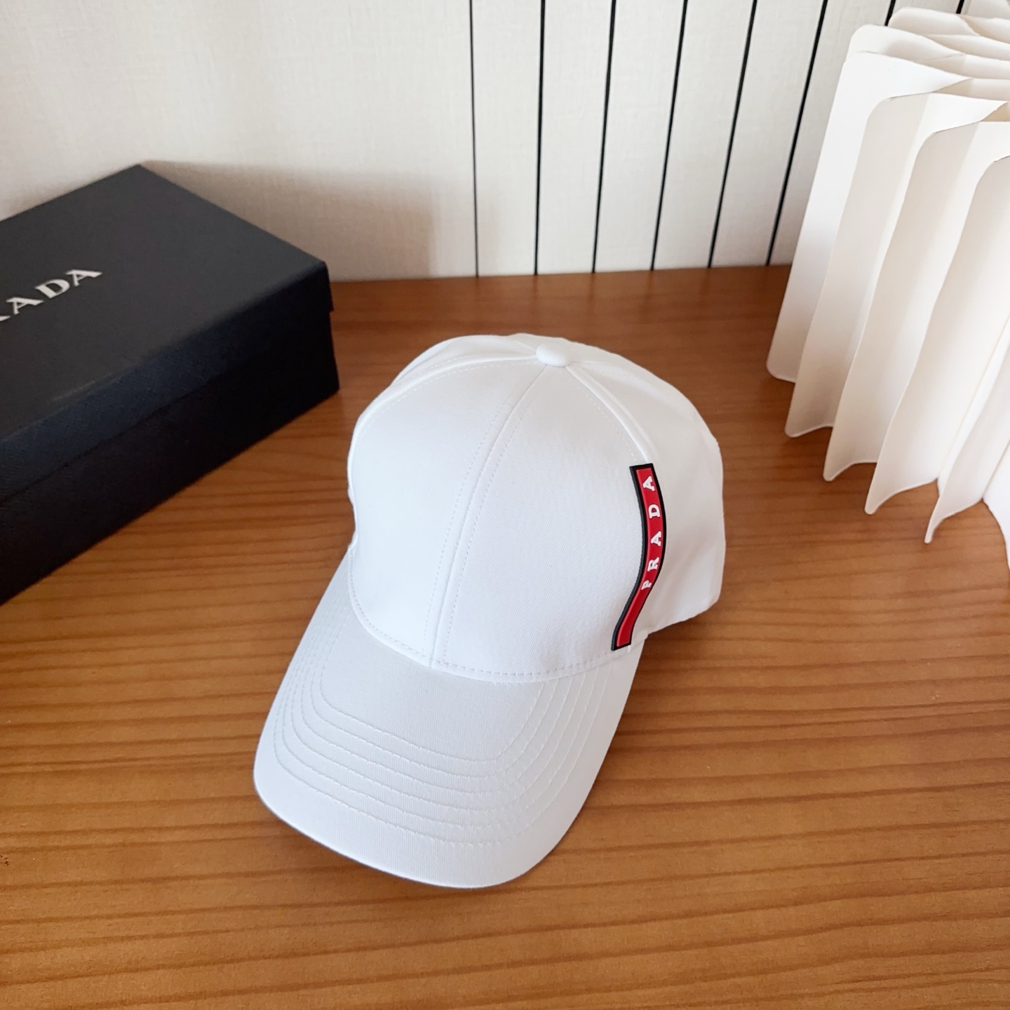 NO:755913,Prada Prada 2026 early spring new big-name baseball cap, classic unisex hat straw hat fisherman hat baseball cap, hat, prada, prada, espadrilles, hats19860909Prada普拉达 2026早春新款大牌款棒球帽,经典款男女通用帽子草帽渔夫帽棒球帽,帽子,prada,prada,espadrilles,hats,hat