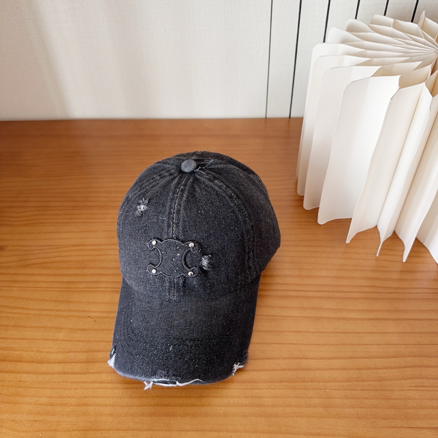 NO:755888,CELINE Celine spring and summer catwalk popular baseball cap. Original customization, simple and fashionable, matched with T-shirt of the same color. It is simply not too good-looking. Straw hat, fisherman hat, baseball cap, hat, celine, espadrilles, tees, t-shirt, hats19860909CELINE塞琳春夏走秀爆款棒球帽 原版定制,简约时尚,搭配同色T恤 简直不要太好看帽子草帽渔夫帽棒球帽,帽子,celine,espadrilles,tees，t-shirt,hats,hat