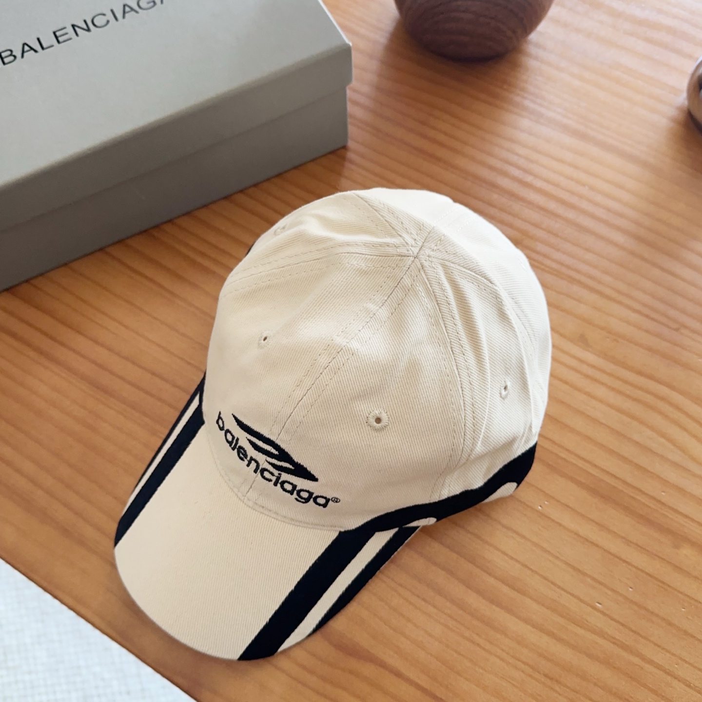 Balencia*a 巴黎世家刺绣字母新款棒球帽现货秒发🧢简约时尚超级无敌好看的帽子！情侣款！