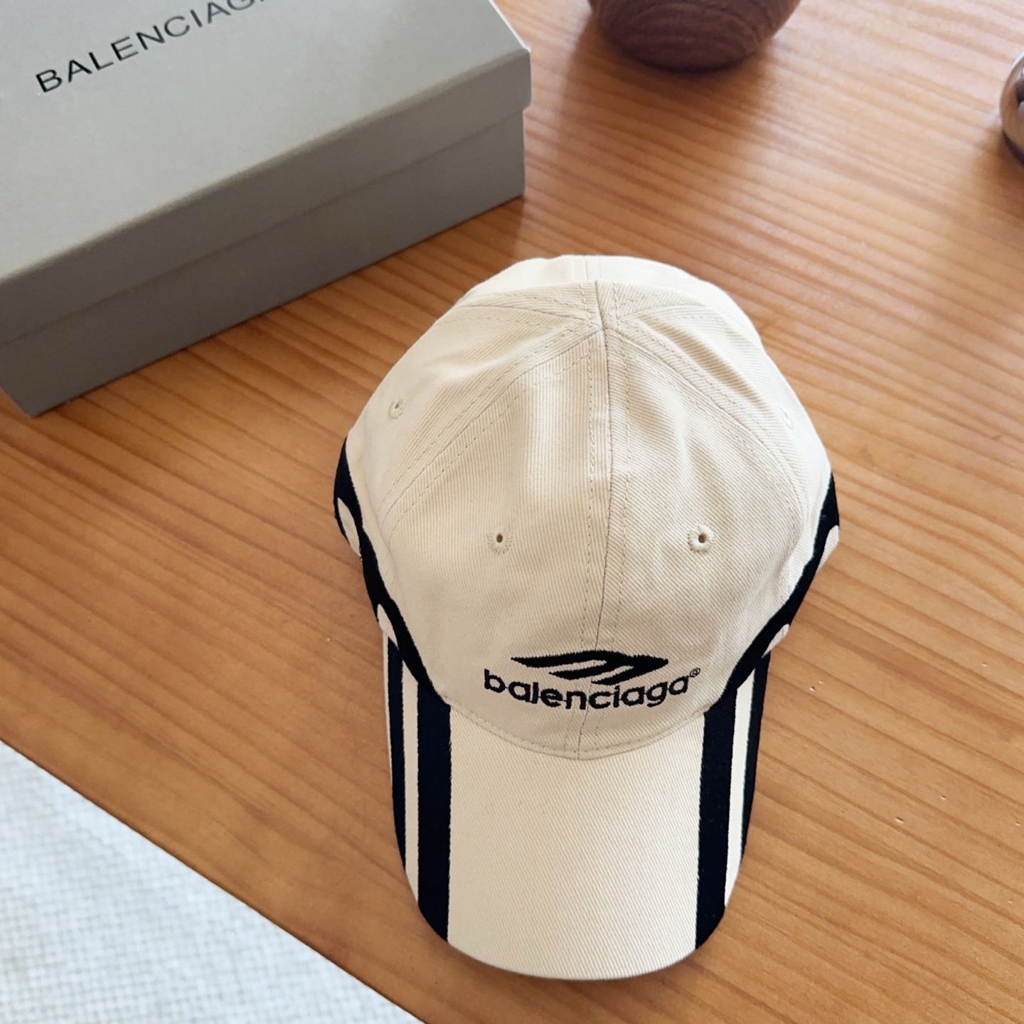 Balencia*a 巴黎世家刺绣字母新款棒球帽现货秒发🧢简约时尚超级无敌好看的帽子！情侣款！