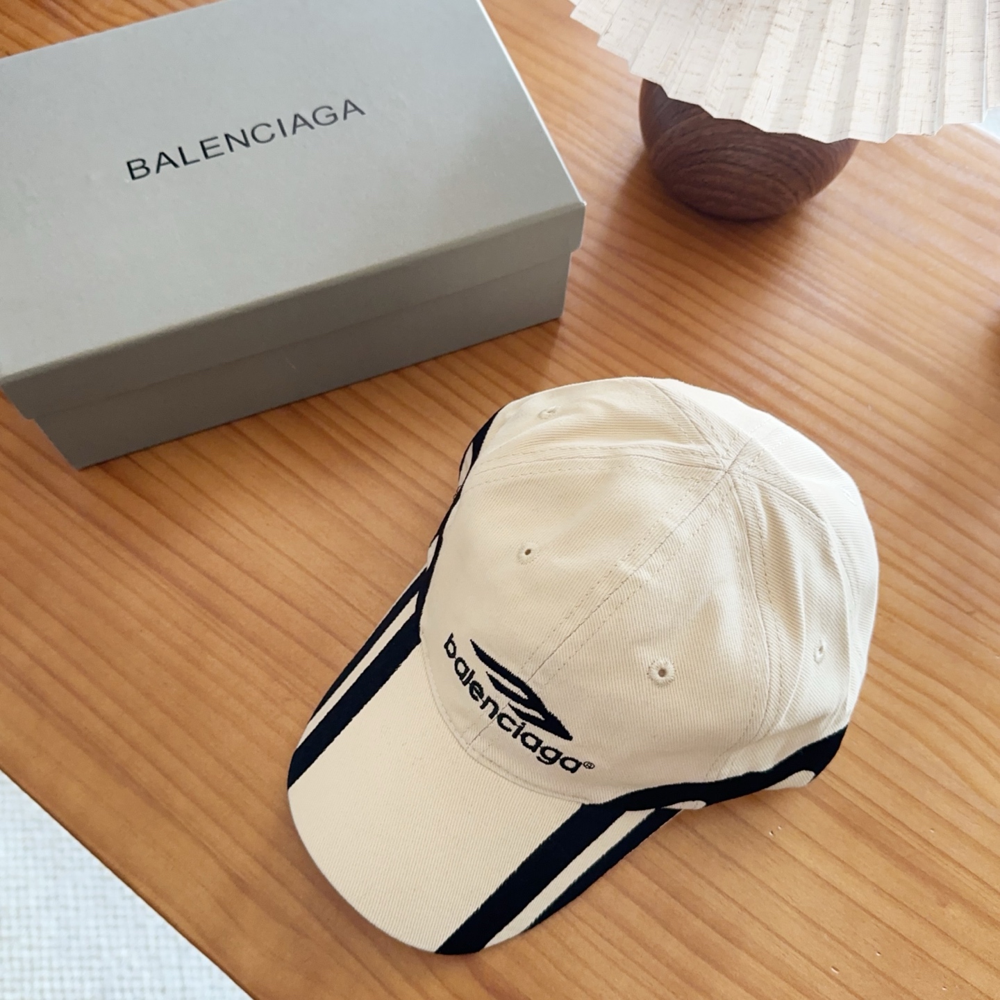 Balencia*a 巴黎世家刺绣字母新款棒球帽现货秒发🧢简约时尚超级无敌好看的帽子！情侣款！