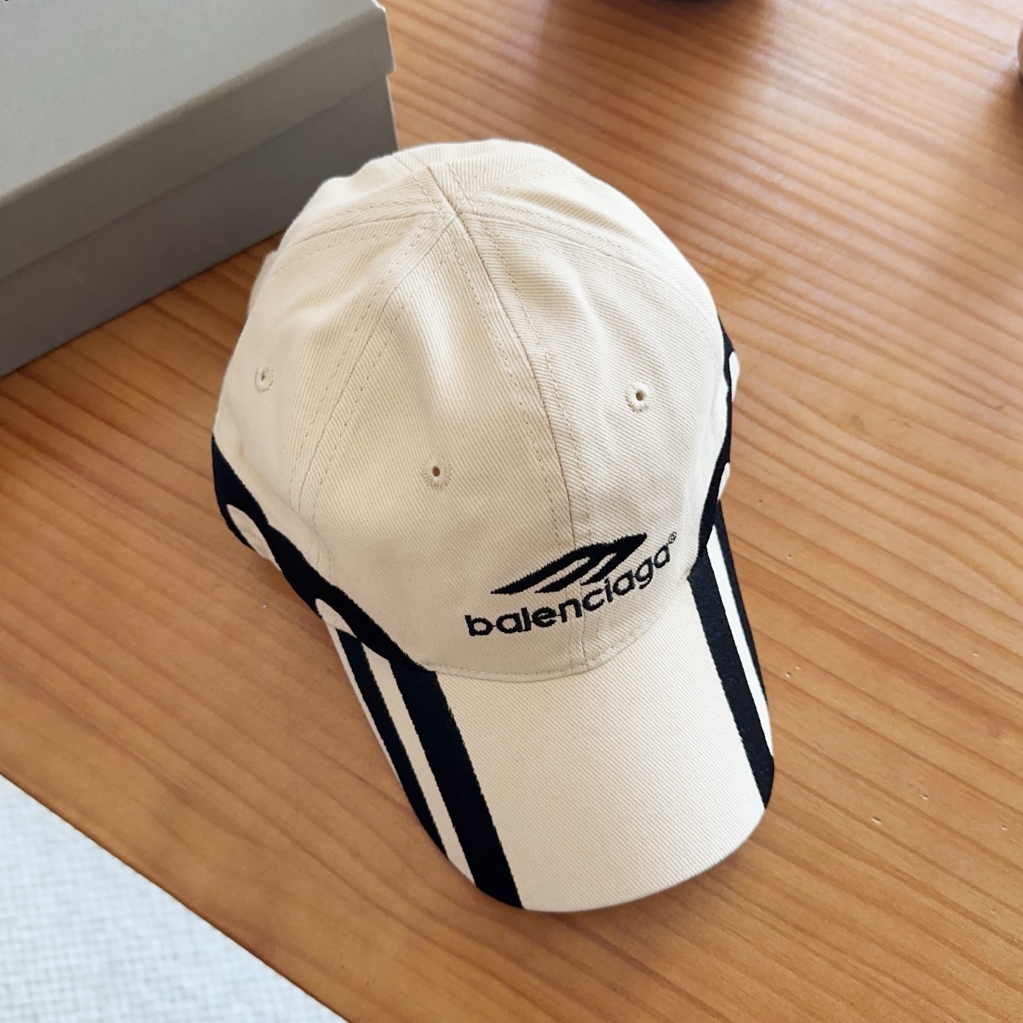 Balencia*a 巴黎世家刺绣字母新款棒球帽现货秒发🧢简约时尚超级无敌好看的帽子！情侣款！