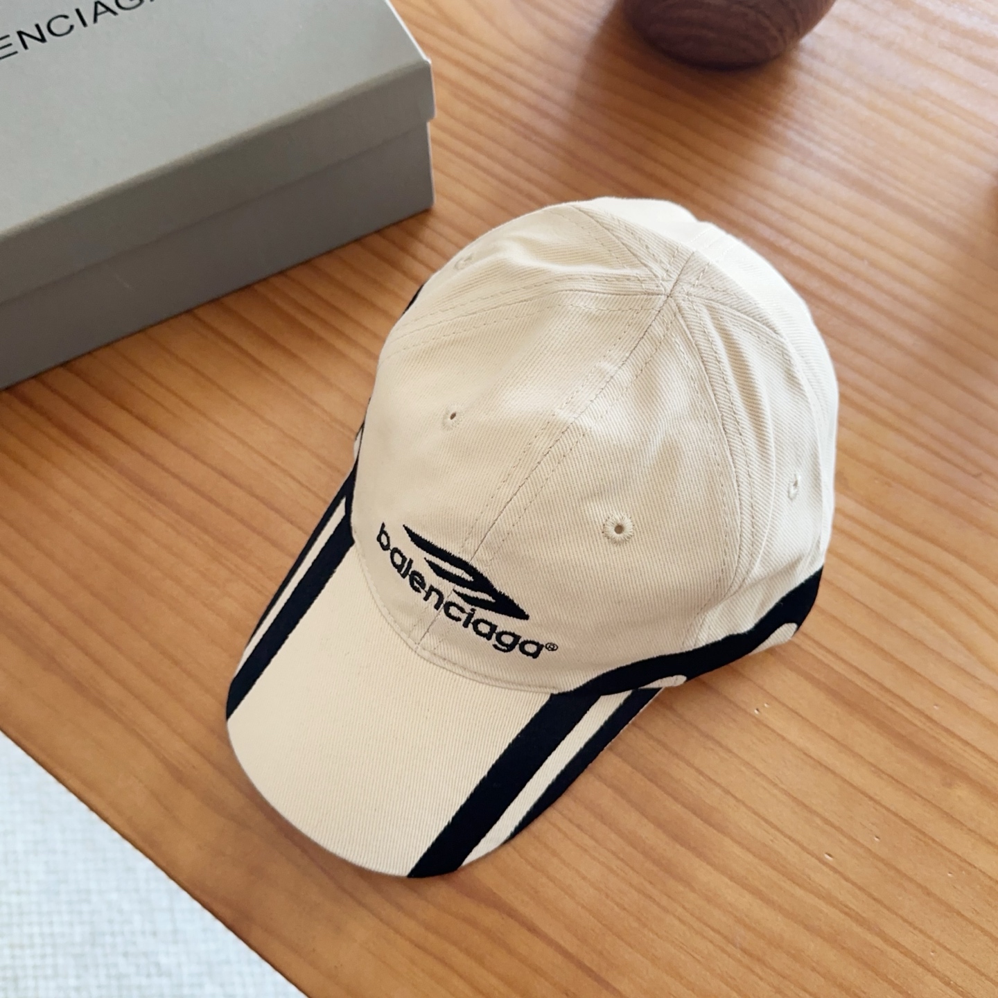 Balencia*a 巴黎世家刺绣字母新款棒球帽现货秒发🧢简约时尚超级无敌好看的帽子！情侣款！
