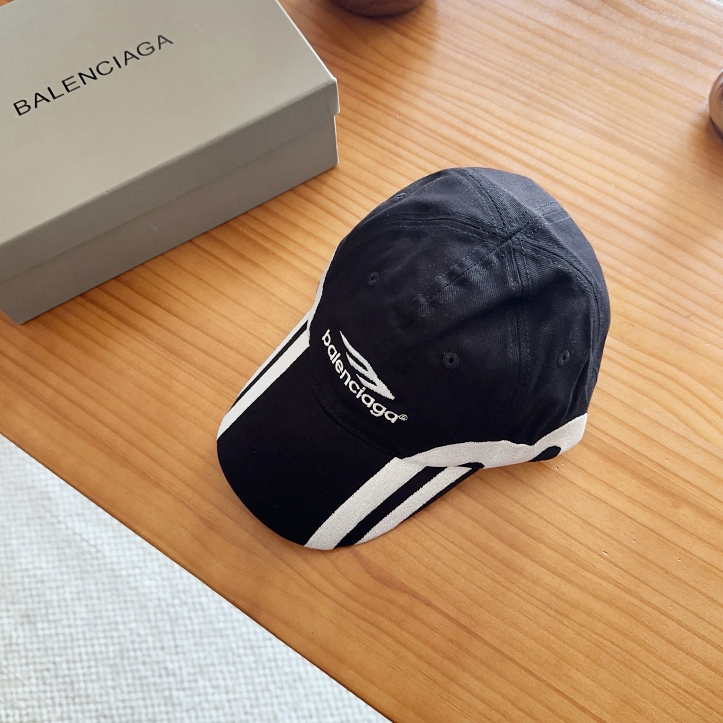 Balencia*a 巴黎世家刺绣字母新款棒球帽现货秒发🧢简约时尚超级无敌好看的帽子！情侣款！