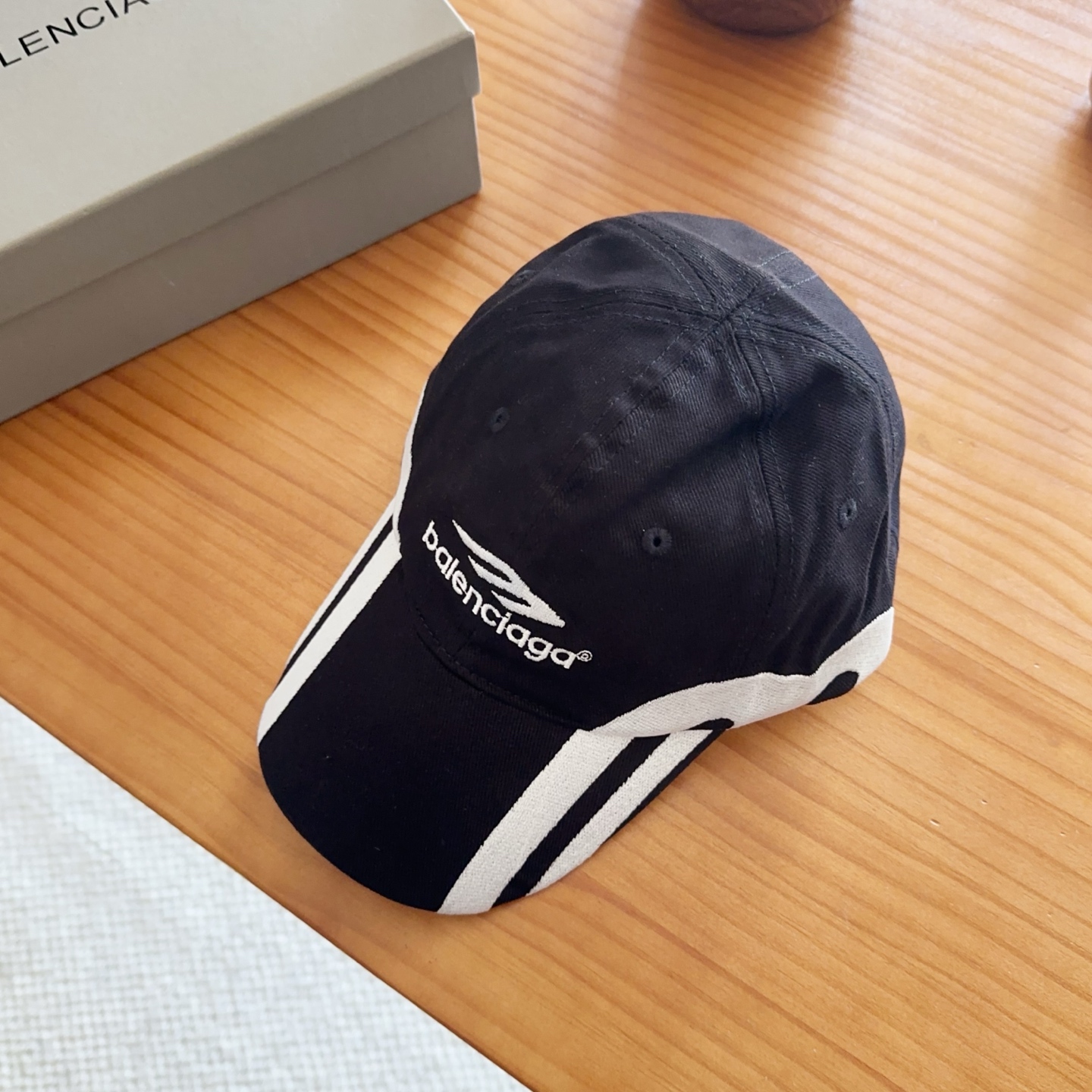 Balencia*a 巴黎世家刺绣字母新款棒球帽现货秒发🧢简约时尚超级无敌好看的帽子！情侣款！
