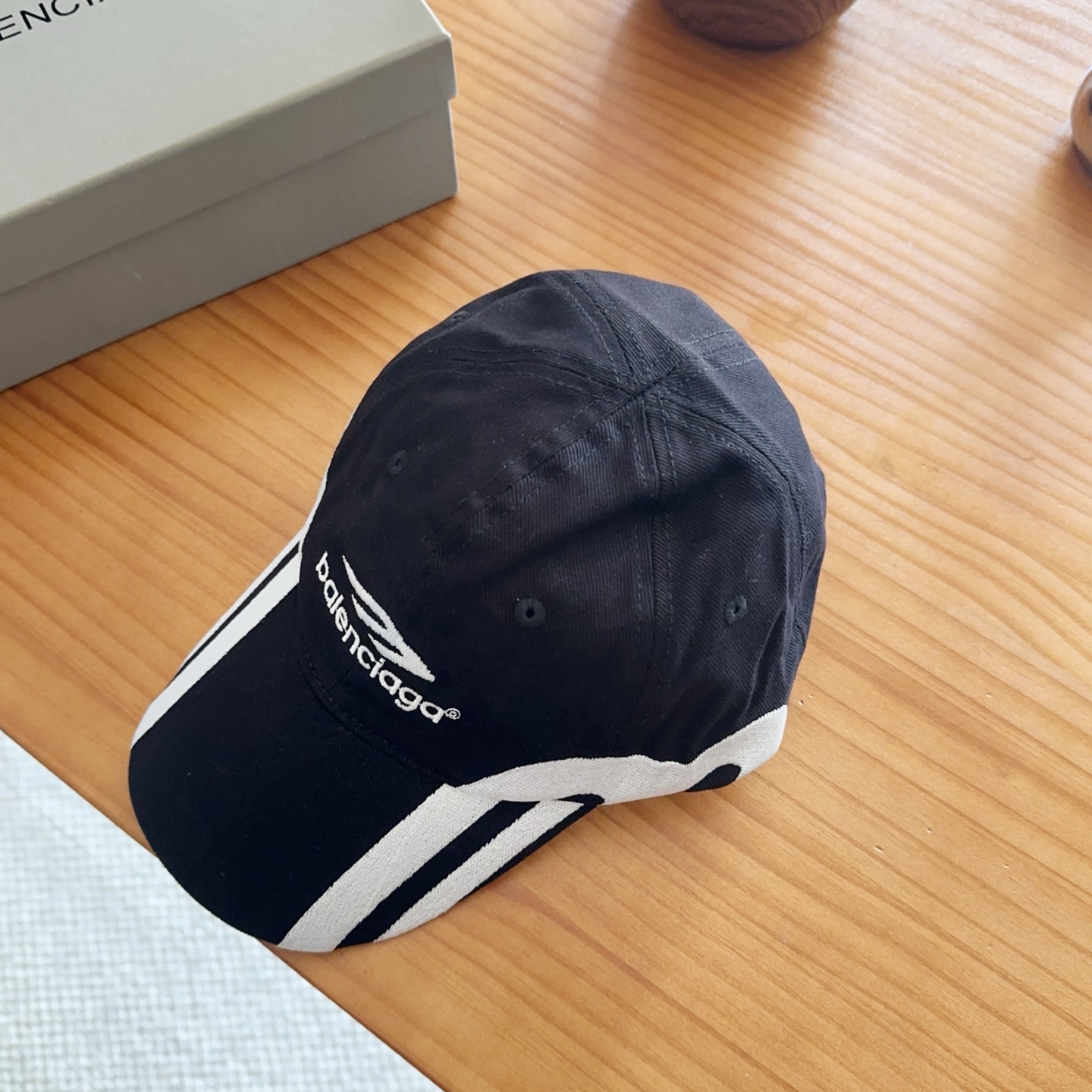Balencia*a 巴黎世家刺绣字母新款棒球帽现货秒发🧢简约时尚超级无敌好看的帽子！情侣款！