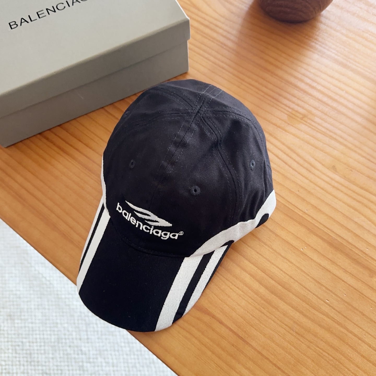 Balencia*a 巴黎世家刺绣字母新款棒球帽现货秒发🧢简约时尚超级无敌好看的帽子！情侣款！