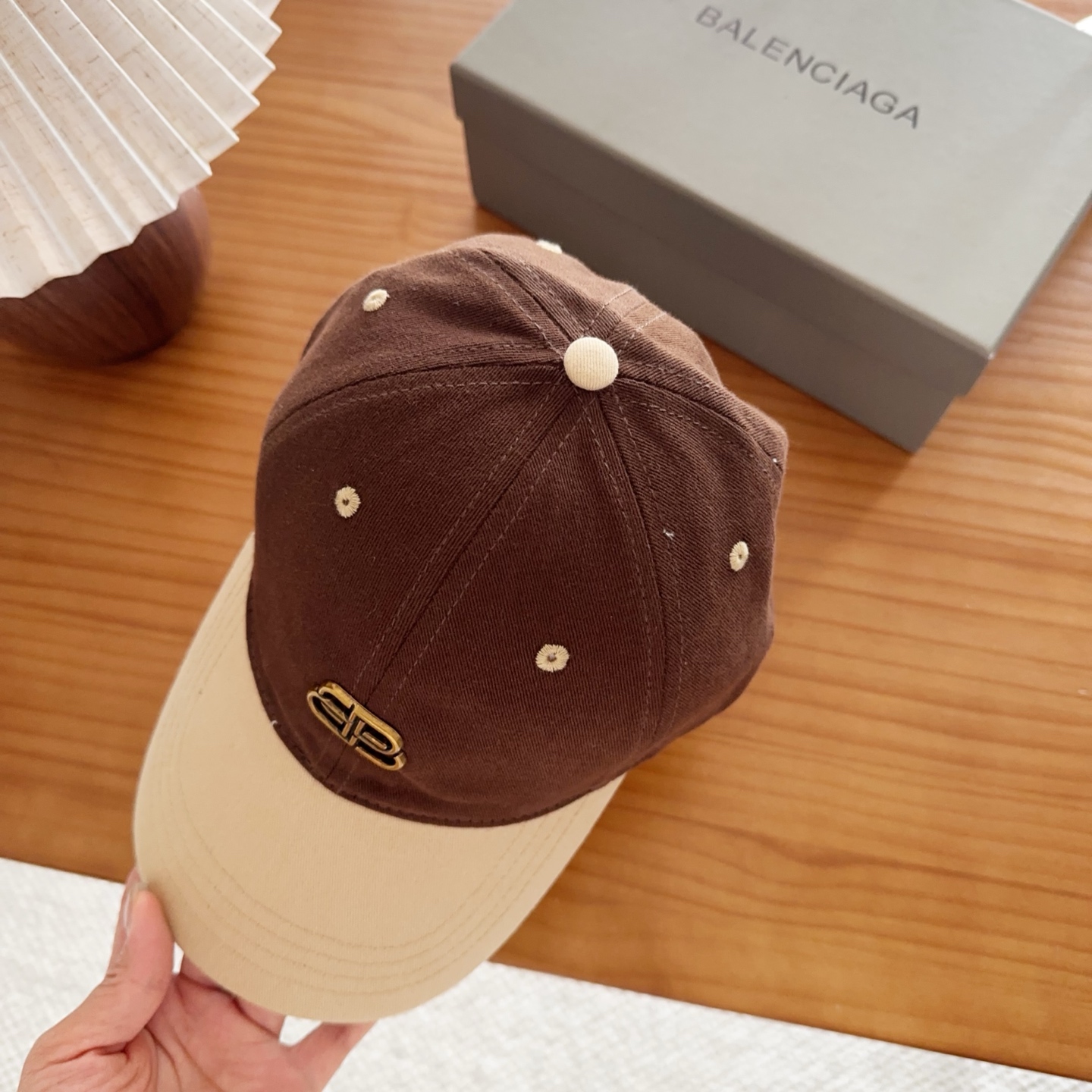 Balencia*a 巴黎世家刺绣字母新款棒球帽现货秒发🧢简约时尚超级无敌好看的帽子！情侣款！